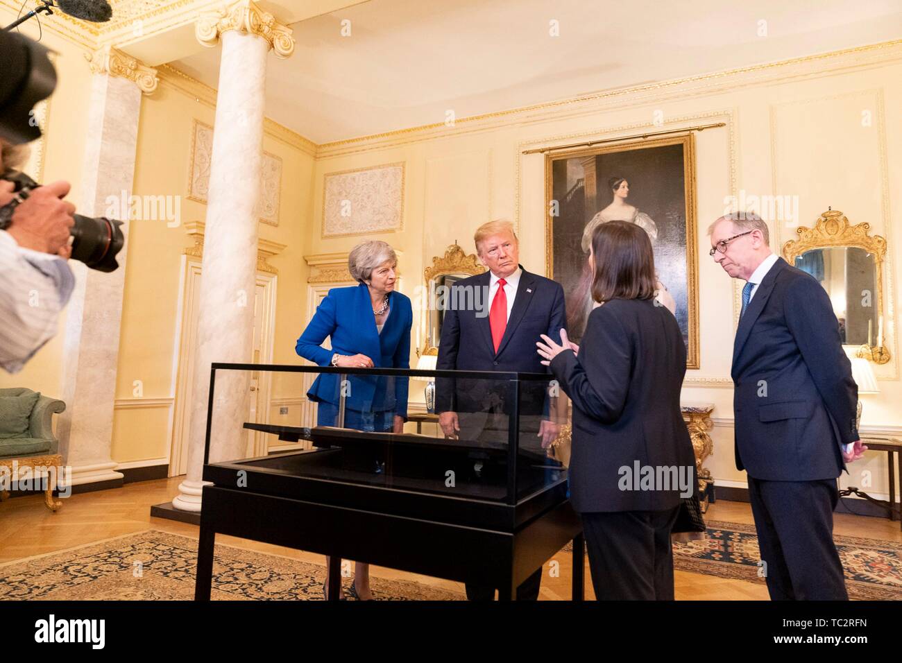 Londres, Royaume-Uni. 04 Juin, 2019. Le président américain sortant, Donald Trump, Premier Ministre britannique Theresa May et son mari Philip peut, droit, voir une copie originale de la Déclaration d'indépendance des États-Unis au cours d'une visite de documents historiques à # 10 Downing Street le 4 juin 2019 à Londres, en Angleterre. Le parchemin manuscrite copie de la Déclaration d'indépendance des États-Unis, connu sous le nom de Déclaration de Sussex, est l'une des deux seules connues. Credit : Planetpix/Alamy Live News Banque D'Images