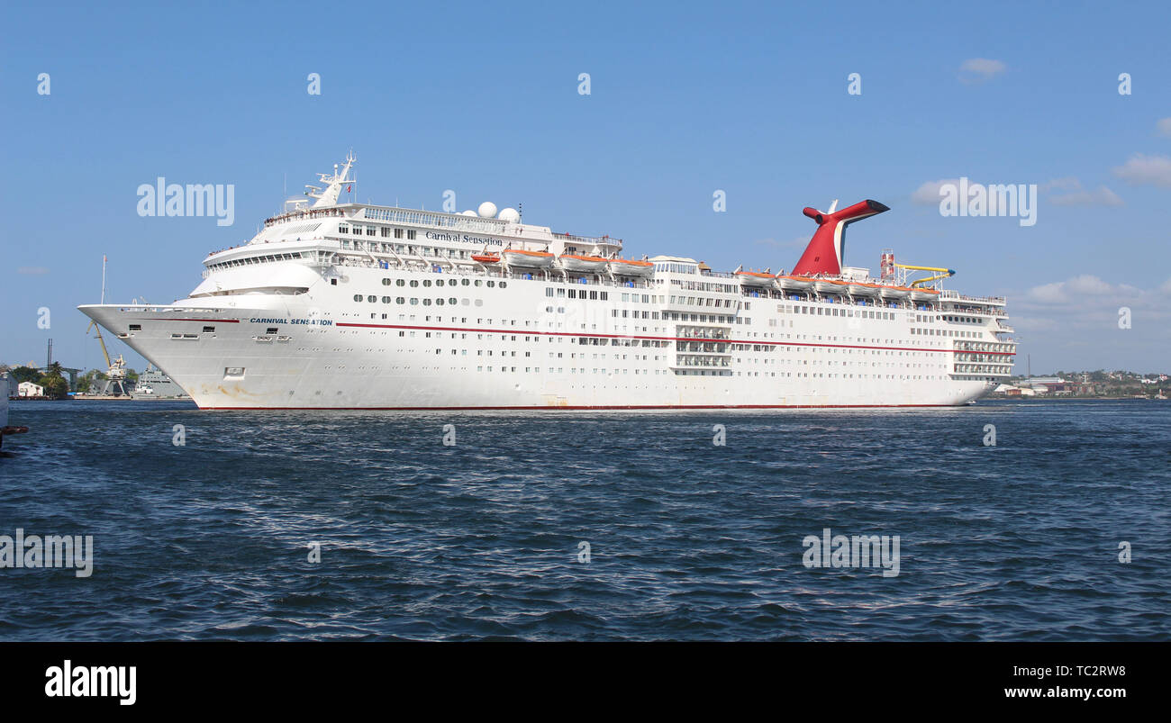 La Havane, Cuba. 31 mai, 2019. Il y a un bateau de croisière au port de La Havane. Le gouvernement du président américain Trump restreint le déplacement des citoyens américains à Cuba et s'est également arrêté croisières dans les pays sous domination communiste. Les citoyens américains n'auront plus le droit de voyager à Cuba en croisière ou d'autres navires à passagers, yachts ou un aéronef privé ou d'entreprise, le Département d'État a annoncé à Washington. Guillermo Nova/dpa/Alamy Live News Banque D'Images