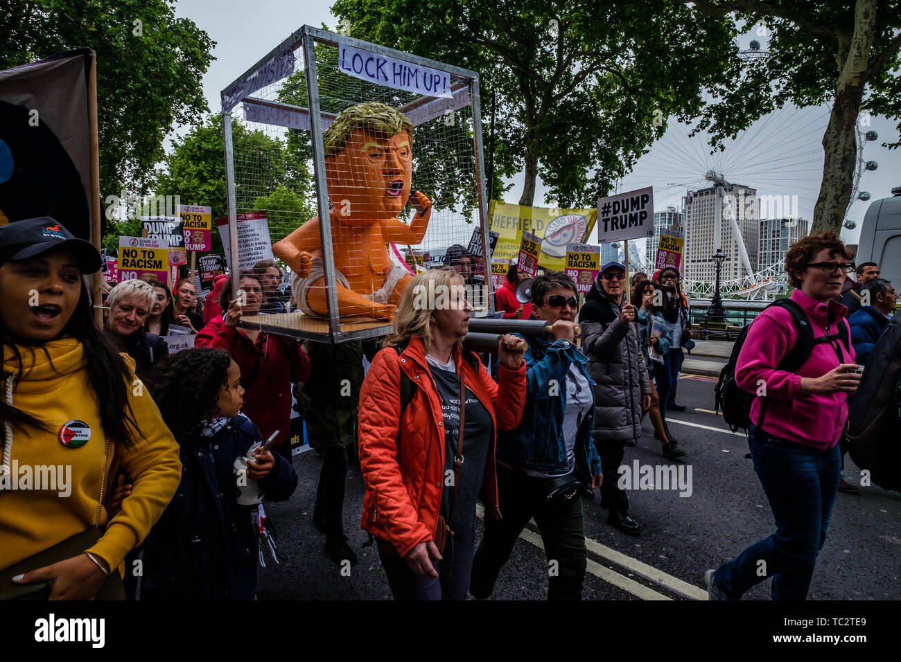 Londres, Royaume-Uni. 4 juin, 2019. Les gens portent un "atout Bébé' dans une carte après l'un rassemblement à Whitehall, comme ils mars à la place du Parlement pour une nouvelle manifestation d'envoyer un message clair que le Président Trump n'est pas la bienvenue ici à cause de son déni climatique, le racisme, l'islamophobie, la misogynie et l'intolérance. Sa politique de haine et de division ont alimenté l'extrême droite à travers le monde. Peter Marshall IMAGESLIVE Crédit : Peter Marshall/IMAGESLIVE/ZUMA/Alamy Fil Live News Banque D'Images