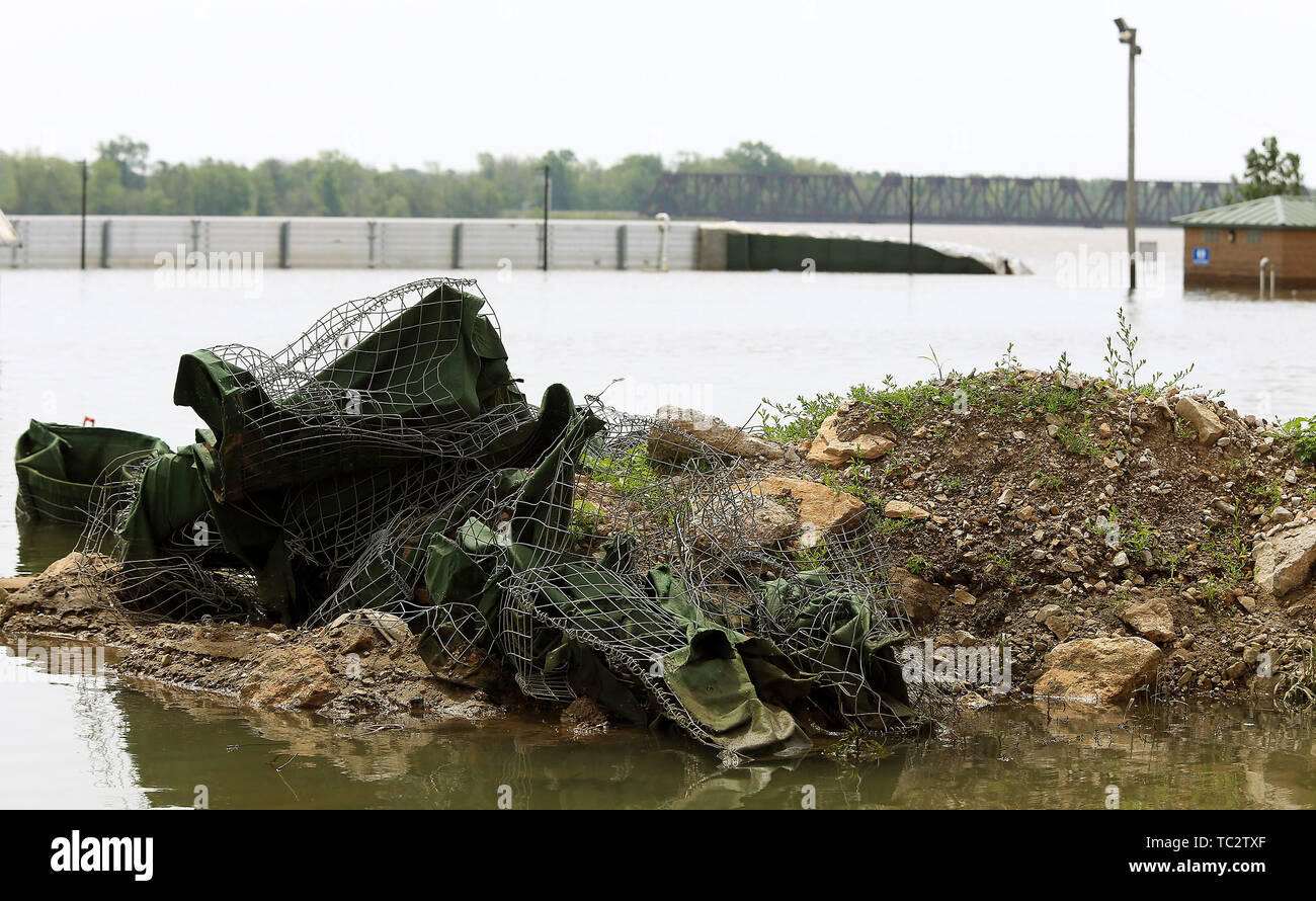 Burlington, Iowa, États-Unis. 4 juin, 2019. Certaines parties de l'échec de l'inondation de HESCO Système de barrière à l'extrémité sud de la rivière au centre-ville de Burlington, Iowa Mardi, juin 4, 2019. Les travailleurs de la ville de Burlington a déclaré que les eaux de crue ont été un pied de haut de l'échelle de deux par deux configuration lorsqu'elle donne simplement et inondé les communautés européennes riverfront. Crédit : Kevin E. Schmidt/Quad-City Times/ZUMA/Alamy Fil Live News Banque D'Images