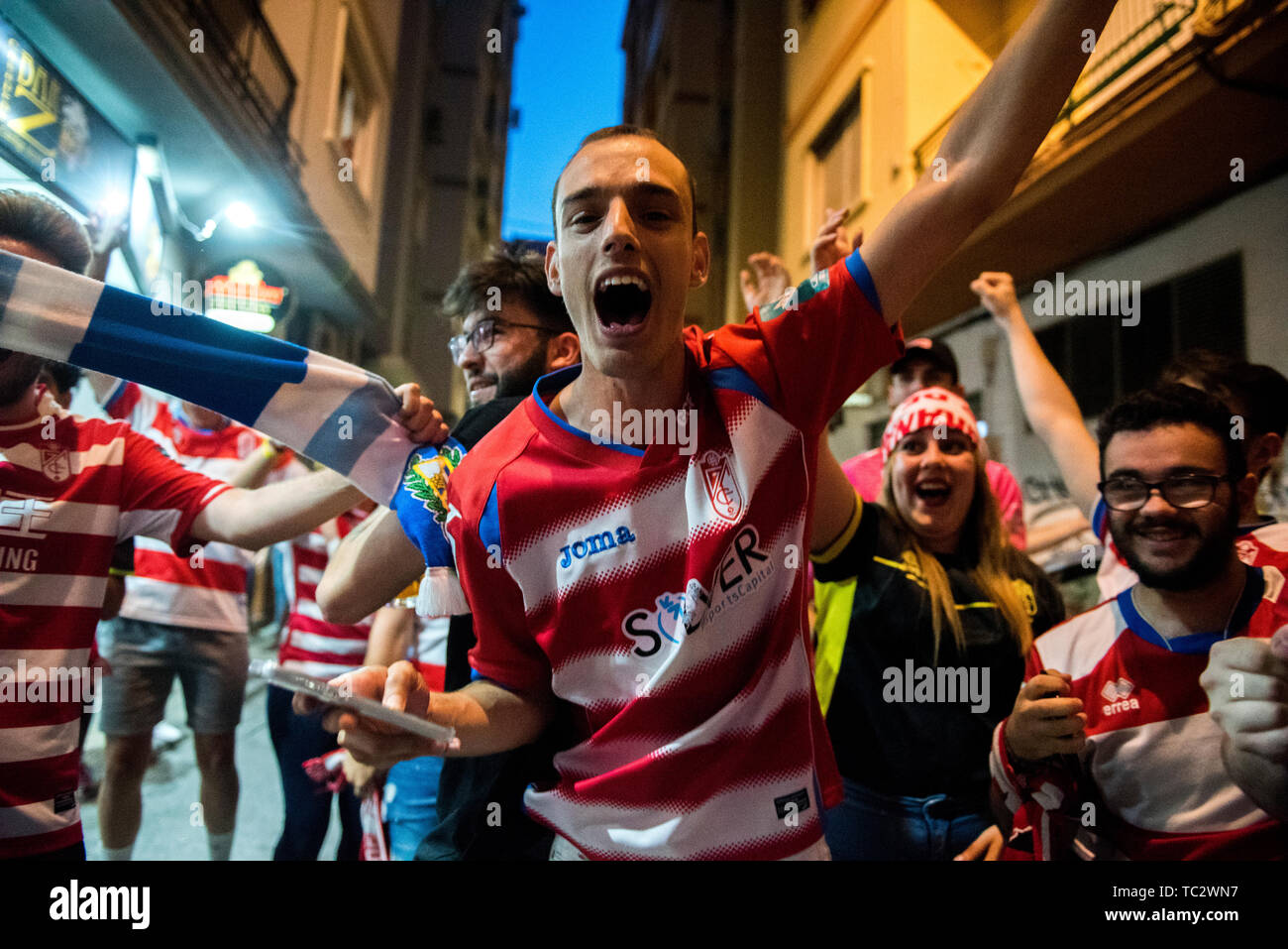 Granada, Espagne. 04 Juin, 2019. Granada CF ventilateur est vu profiter pendant la mi-temps du match entre le FC Barcelone et Gérone. Les partisans de l'équipe de football Grenade célèbrent la promotion de la Ligue espagnole Santander (Première) La ligue de football de leur équipe après avoir obtenir la deuxième place dans la ligue espagnole Deuxième Crédit : SOPA/Alamy Images Limited Live News Banque D'Images