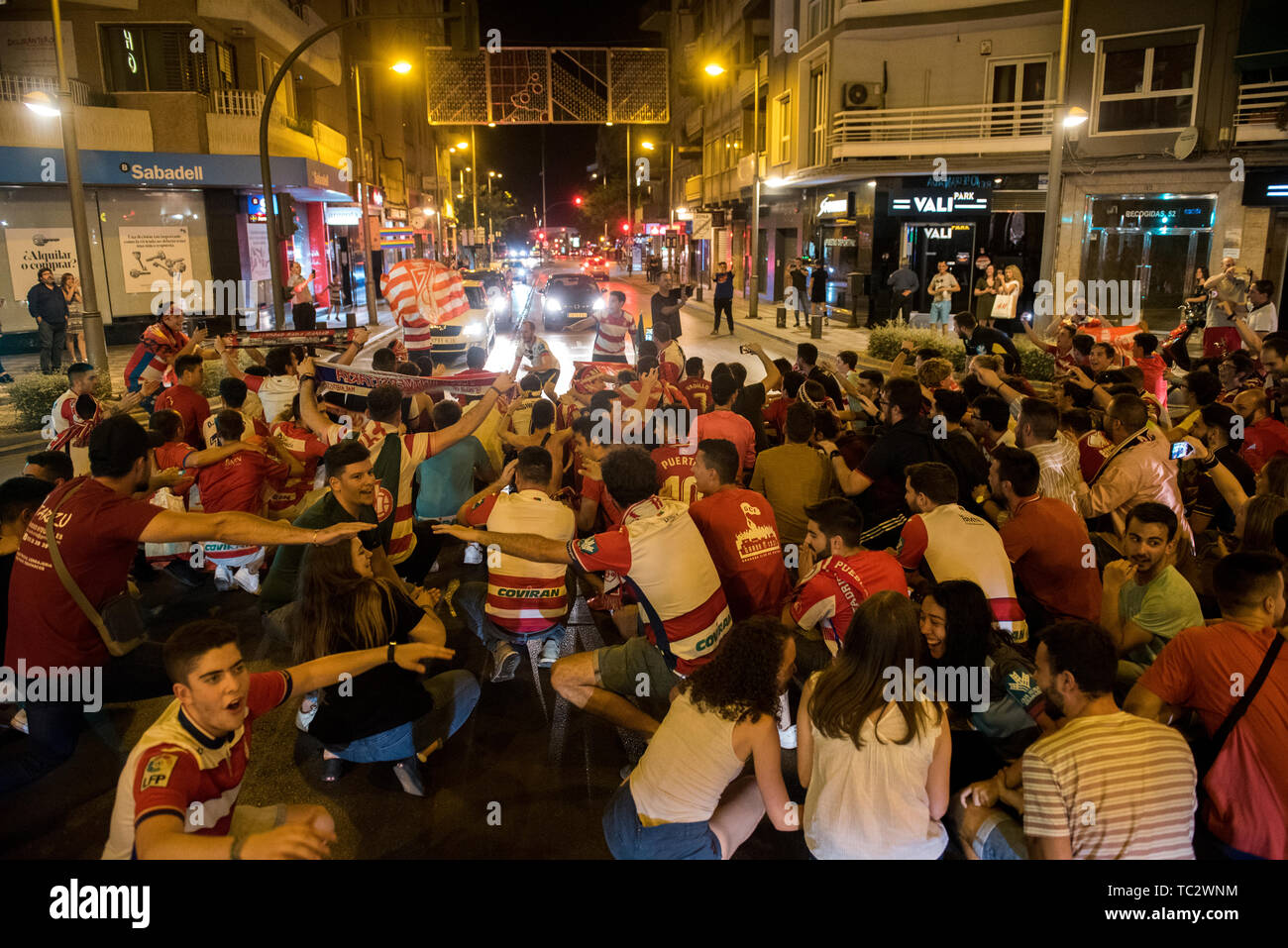 Granada, Espagne. 04 Juin, 2019. Granada FC fan célèbre la promotion de leur équipe. Les partisans de l'équipe de football Grenade célèbrent la promotion de la Ligue espagnole Santander (Première) La ligue de football de leur équipe après avoir obtenir la deuxième place dans la ligue espagnole Deuxième Crédit : SOPA/Alamy Images Limited Live News Banque D'Images