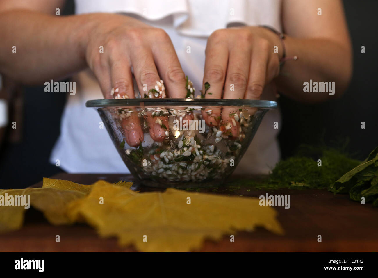 Athènes, Grèce. 2 juin, 2019. Food blogger Marilena Michalitsi dolmadakia, prépare un plat grec traditionnel et populaire avec des feuilles de vigne farcies, à Athènes, Grèce, le 2 juin 2019. Credit : Marios Lolos/Xinhua/Alamy Live News Banque D'Images