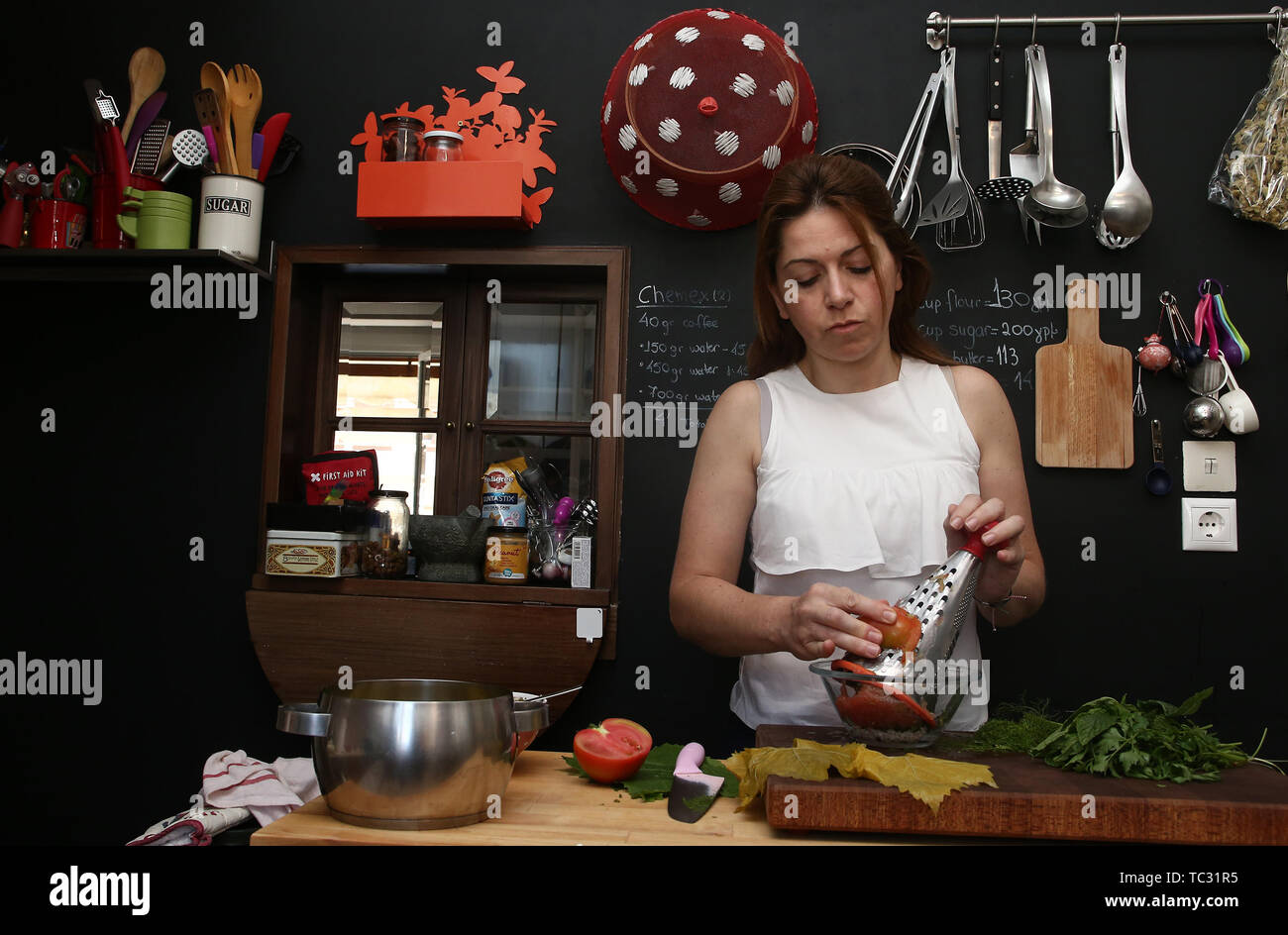 Athènes, Grèce. 2 juin, 2019. Food blogger Marilena Michalitsi dolmadakia, prépare un plat grec traditionnel et populaire avec des feuilles de vigne farcies, à Athènes, Grèce, le 2 juin 2019. Credit : Marios Lolos/Xinhua/Alamy Live News Banque D'Images