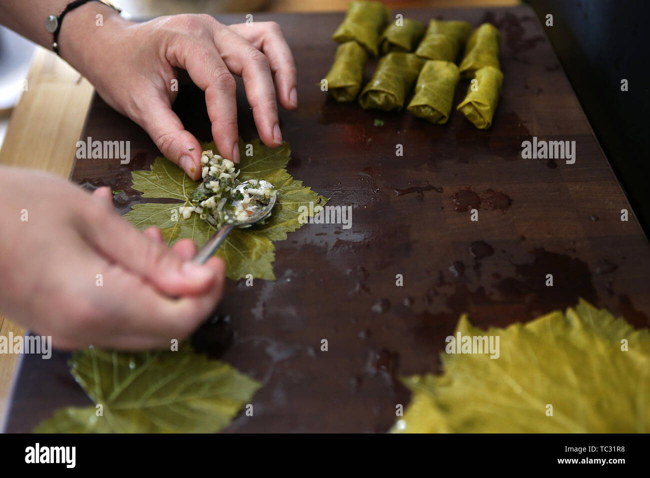 Athènes, Grèce. 2 juin, 2019. Food blogger Marilena Michalitsi dolmadakia, prépare un plat grec traditionnel et populaire avec des feuilles de vigne farcies, à Athènes, Grèce, le 2 juin 2019. Credit : Marios Lolos/Xinhua/Alamy Live News Banque D'Images