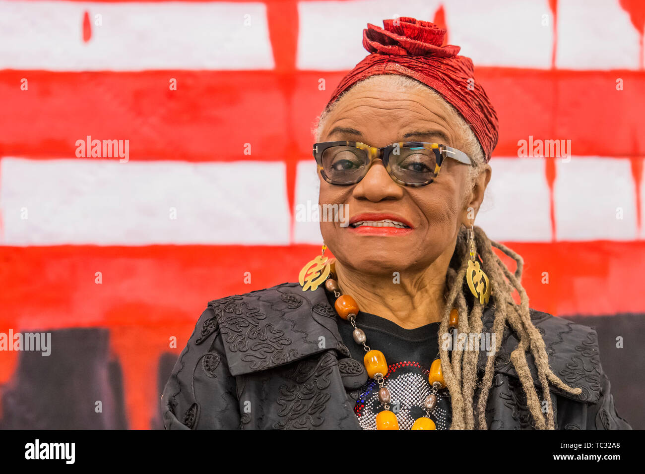 Londres, Royaume-Uni. Le 05 juin, 2019. Faith Ringgold avec la collection américaine # 6 : Le drapeau est le saignement # 2, 1997 - Le travail de Foi Ringgold (b. En 1930, Harlem, New York) est célébré dans une exposition à la Serpentine Galeries, son premier dans une institution européenne. Depuis plus de cinq décennies, Ringgold a remis en question les perceptions de l'identité afro-américaine et l'inégalité à travers les lentilles de la féministe et la défense des droits civiques. Crédit : Guy Bell/Alamy Live News Banque D'Images