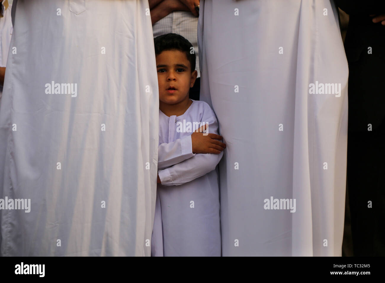 La ville de Gaza, en Palestine. 5 juin, 2019. Les musulmans palestiniens effectuer l'Eid al-Fitr prière à la zone de Malika sur l'est de la ville de Gaza début des célébrations qui viennent à la fin de le mois du Ramadan. Les prières ont été rejoints par haut responsable du Hamas, Khalil al Hayya- : Ahmad Crédit/Hasaballah IMAGESLIVE/ZUMA/Alamy Fil Live News Banque D'Images