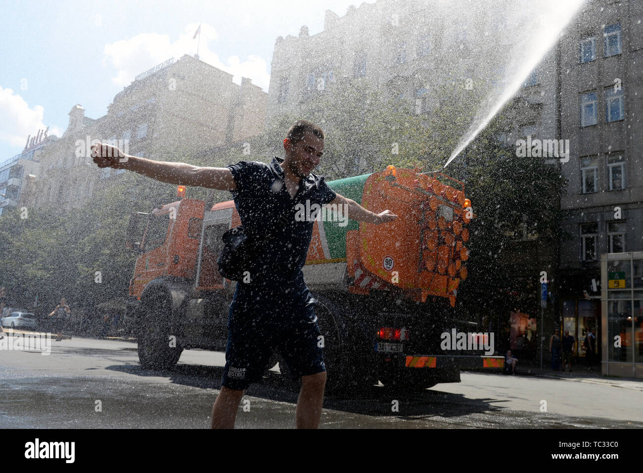 Prague, République tchèque. Le 05 juin, 2019. Un camion-citerne de l'administration des routes technique 'Prague' (TSK) nutrifer par l'eau la place Venceslas de Prague, en République tchèque, le 5 juin 2019. Les camions sortir quand trois jours de suite la température dépasse 25 degrés Celsius. Credit : Katerina Sulova/CTK Photo/Alamy Live News Banque D'Images