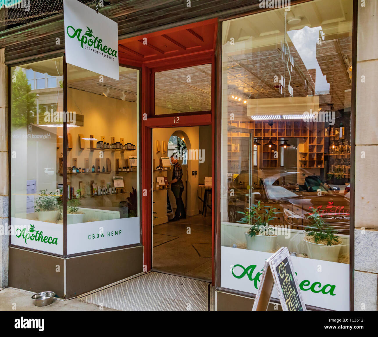 ASHEVILLE, NC, USA-5/31/19 : Apotheca, un magasin de chanvre & de la CDB dans le centre-ville de Asheville, avec vue à travers les vitres avant. Banque D'Images