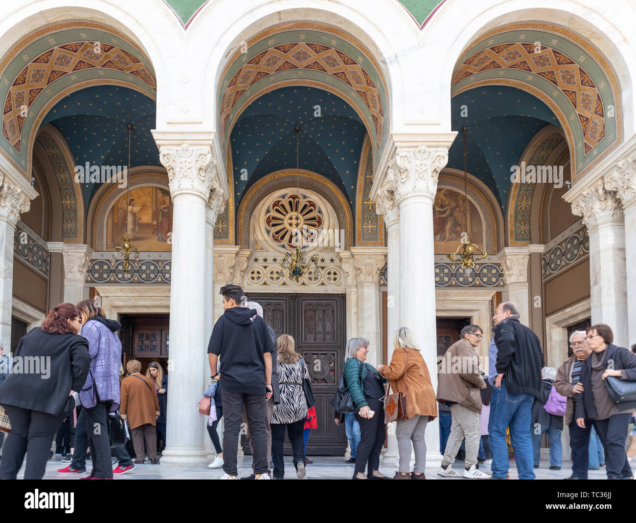 Le 28 avril 2019. Athènes, Grèce. Mitropoli, cathédrale orthodoxe grecque. Les gens admirer l'édifice historique de Panagia et prier avec l'église de l'Annonciation Banque D'Images