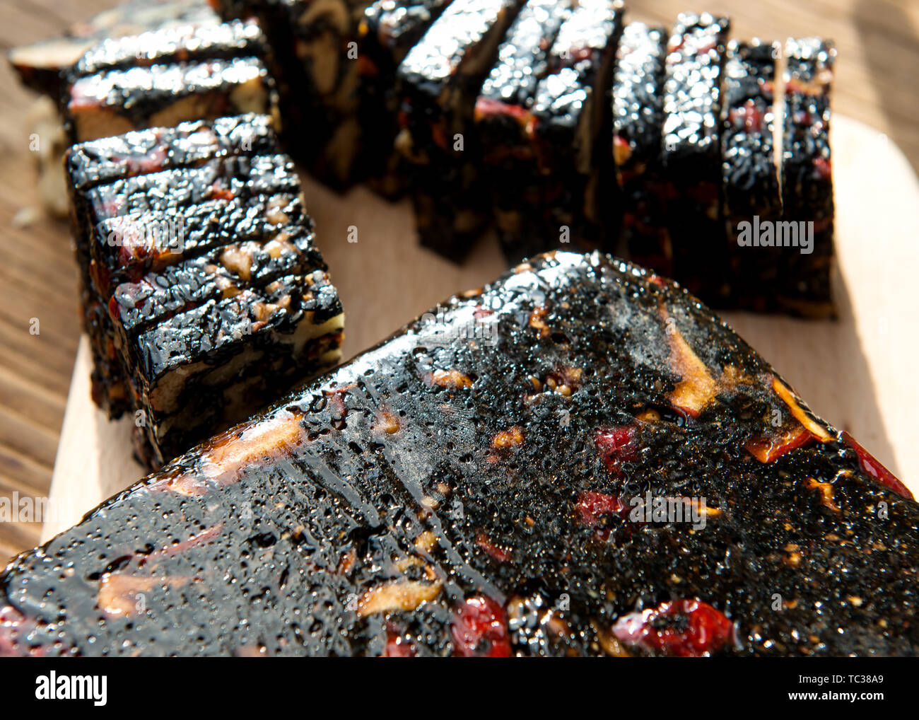 La Gomme A La Main Gateau De Sesame Noir Noix Arachides Wolfberry Chinois Gomme Jujube Photo Stock Alamy