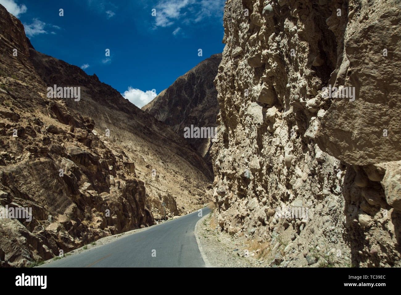 La Chine, Tibet, région tibétaine, no man's land, plateau, altitude élevée, ciel bleu, horizon, montagnes, vue panoramique, la Route Nationale 318, autoroute, route, ciel bleu, les nuages blancs Banque D'Images