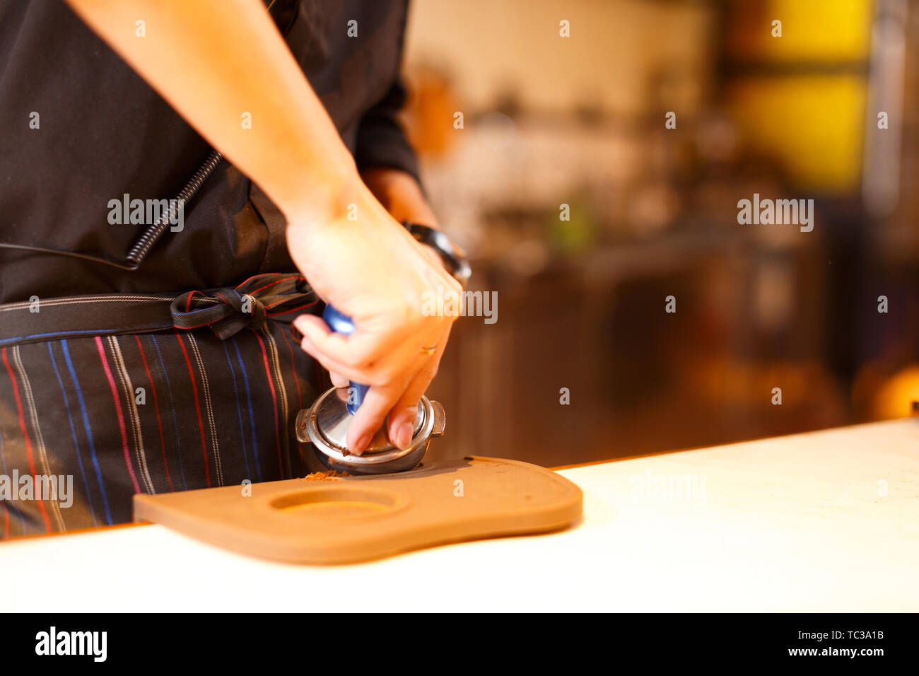 Serveuse et serveur sont en service Banque D'Images