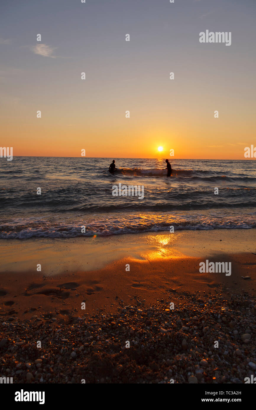 Des amis heureux à Sunset Beach. Une famille aime passer des vacances sur la plage Banque D'Images