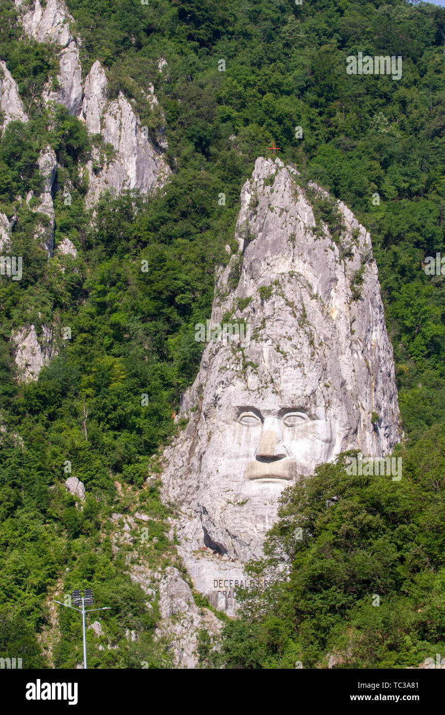 Sculpté en pierre portrait du roi Decebalus sur les rives de la porte de fer gorges sur le Danube entre la Serbie et la Roumanie Banque D'Images