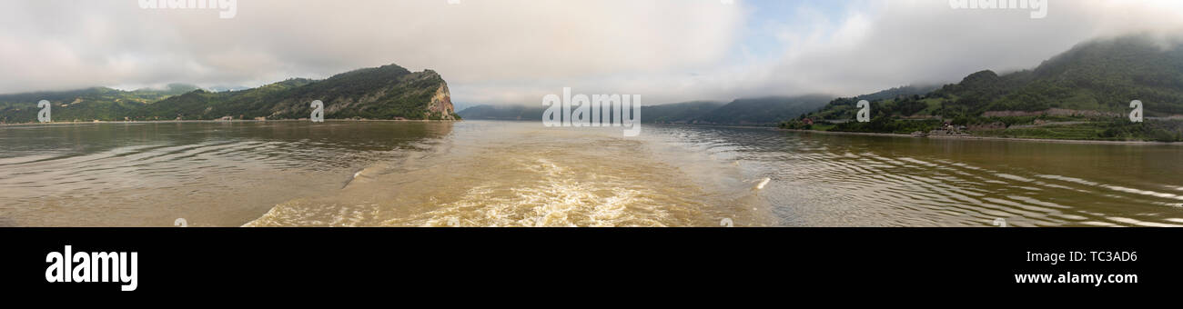 Panorama de paysage enveloppé dans le brouillard croisière à travers la porte de fer gorges sur le Danube entre la Serbie et la Roumanie Banque D'Images