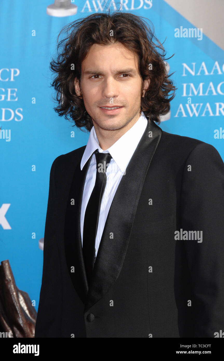 LOS ANGELES, CA. 02 mars 2007 : 'Heroes' star Santiago Cabrera à la 38ème  NAACP Image Awards au Shrine Auditorium, Los Angeles. © 2007 Paul Smith /  Featureflash Photo Stock - Alamy