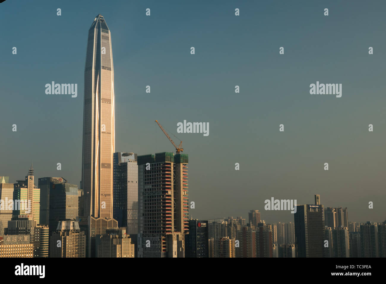 Le complexe de la CDB à Futian District, Shenzhen, Chine, est le plus spectaculaire de la construction d'une requête Ping Ping (Centre financier) dans un immeuble de grande hauteur. Sous le soleil couchant et le coucher du soleil, ces gratte-ciel sont des monuments de la ville. Le complexe de la CDB à Futian District, Shenzhen, Chine, est le plus spectaculaire de la Chine un Ping Ping (construction d'un centre financier), le plus haut bâtiment de Chine. Ces gratte-ciel sont les monuments de la ville au coucher du soleil. Banque D'Images