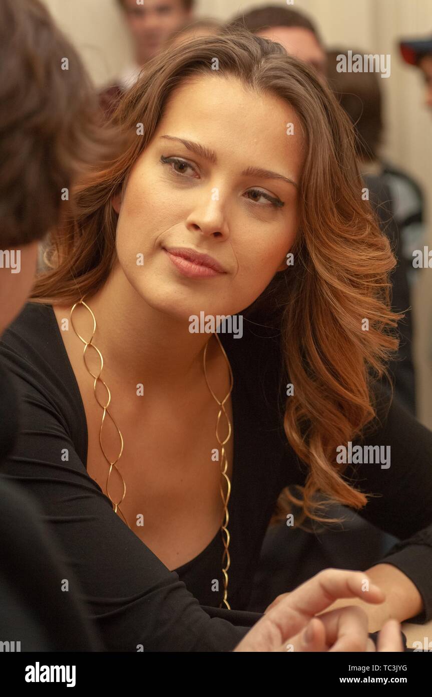 Close-up of top model Petra Nemcova et philanthrope, parlant avec un participant au cours d'un symposium, Milton Eisenhower S Homewood Campus de l'Université Johns Hopkins, Baltimore, Maryland, le 2 novembre 2006. À partir de la collection photographique de Homewood. () Banque D'Images