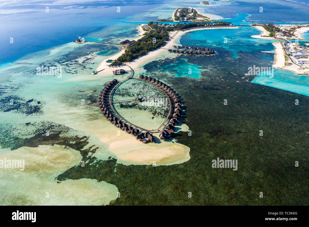 Drone abattu, Meeru Island Resort avec bungalows sur l'eau, le lagon des  Maldives Olhuveli island, South-Male-Atoll, Maldives Photo Stock - Alamy