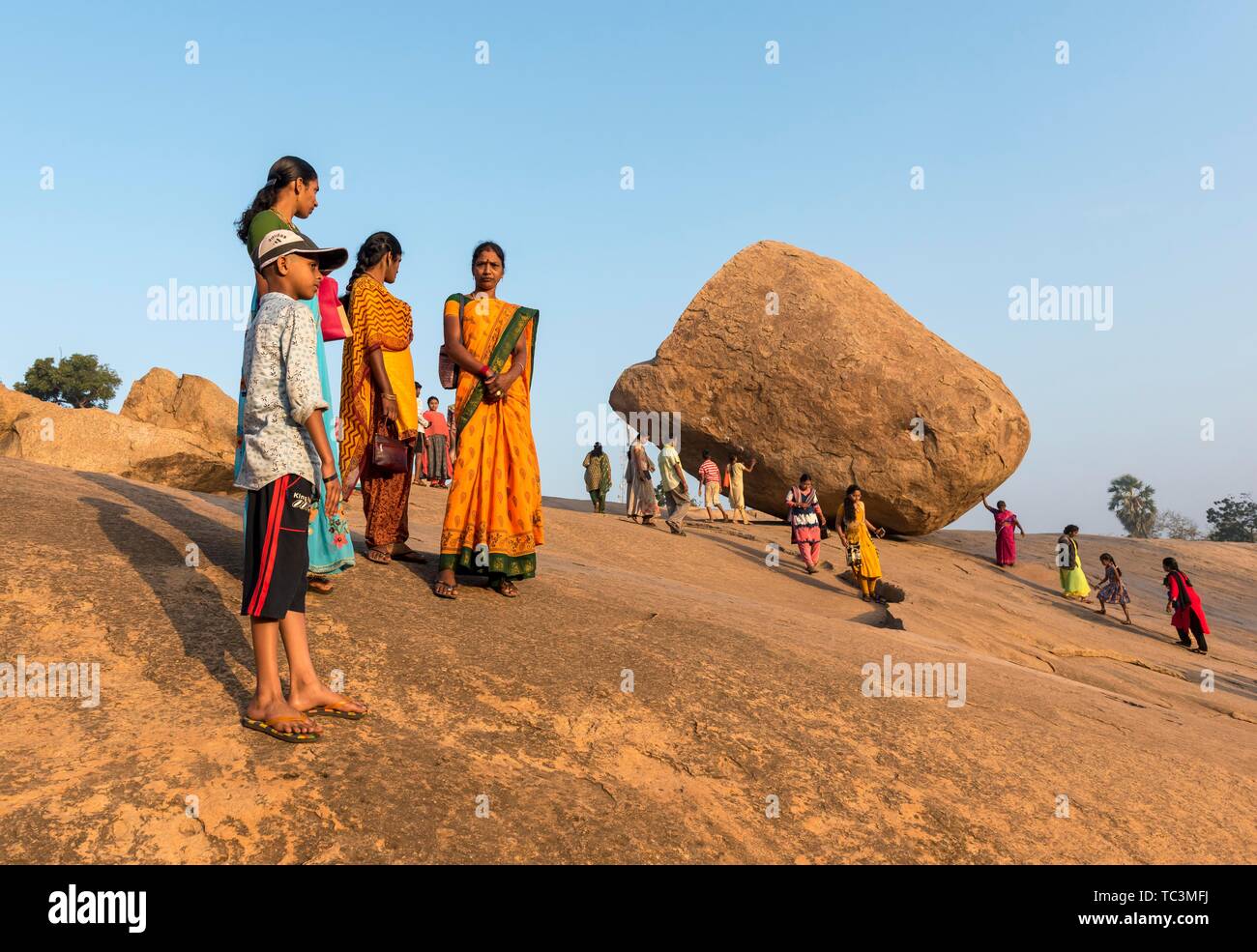 Les touristes indiens, les visiteurs à Krishna's Butterball, Mahabalipuram, Inde Mamallapuram, Banque D'Images