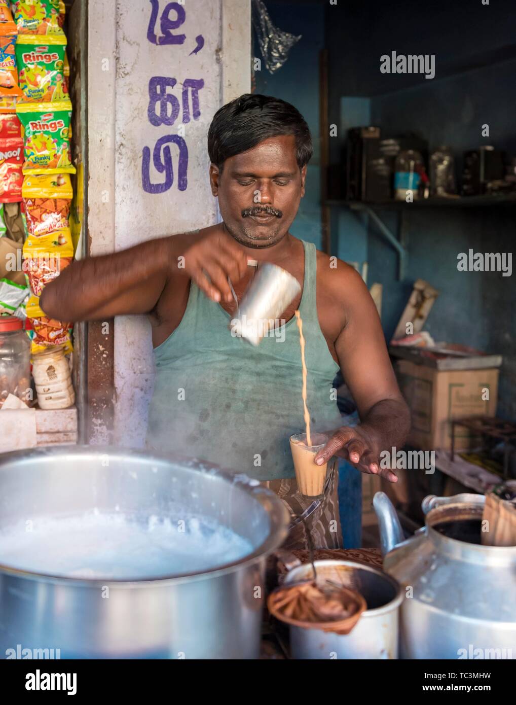 L'homme fait masala thé à un étal, Mahabalipuram, Inde Mamallapuram, Banque D'Images