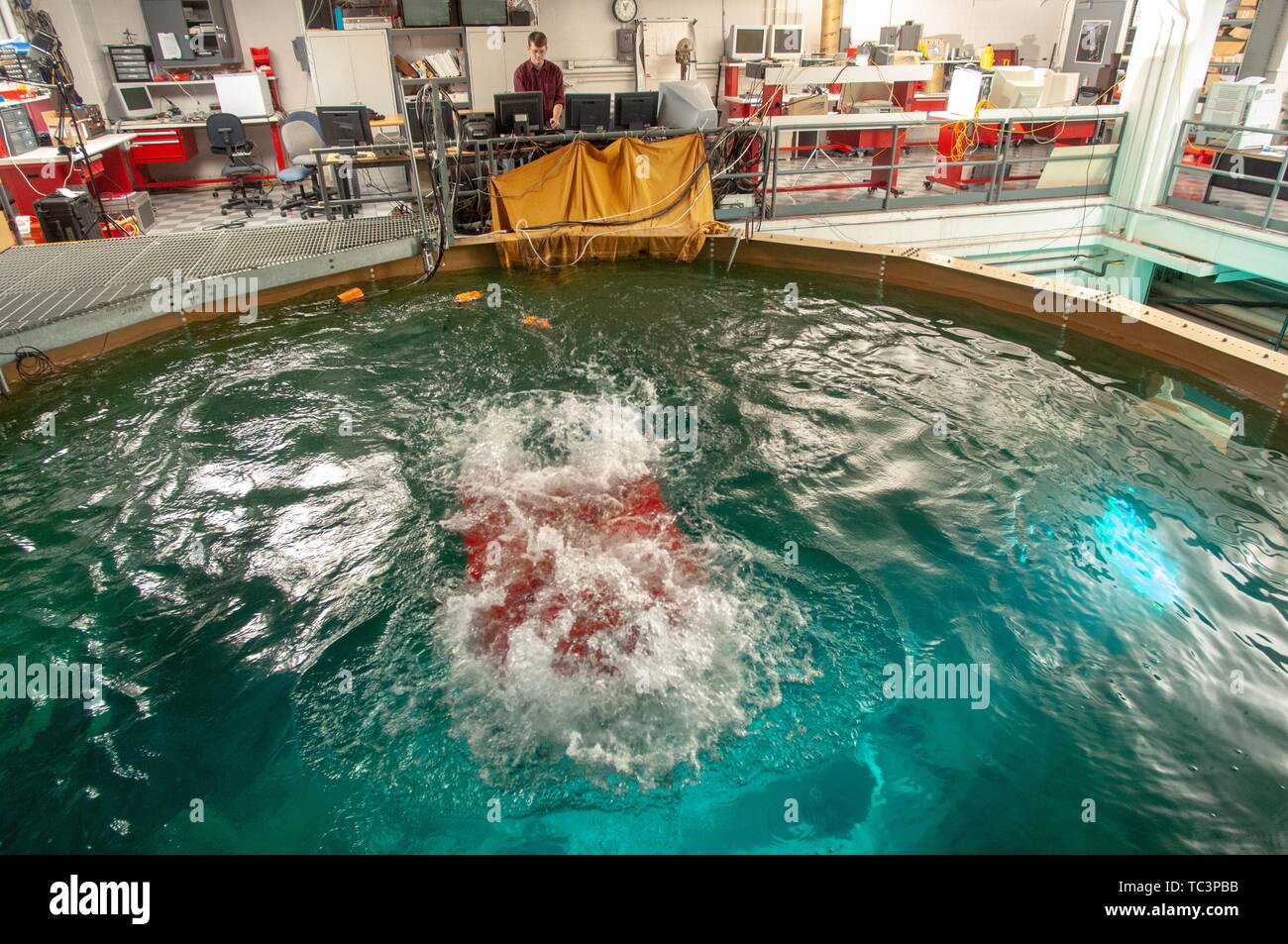 Un chercheur utilise un poste informatique pour contrôler un projet de sous-marins dans une école de merlan Engineering Lab prix à la Johns Hopkins University, Baltimore, Maryland, le 3 novembre 2006. À partir de la collection photographique de Homewood. () Banque D'Images