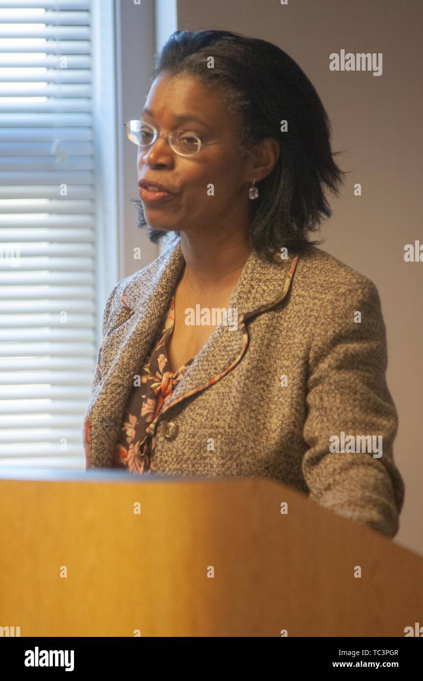 Close-up du philosophe juridique Anita Allen, parlant d'un podium à la Johns Hopkins University, Baltimore, Maryland, le 9 février 2007. À partir de la collection photographique de Homewood. () Banque D'Images