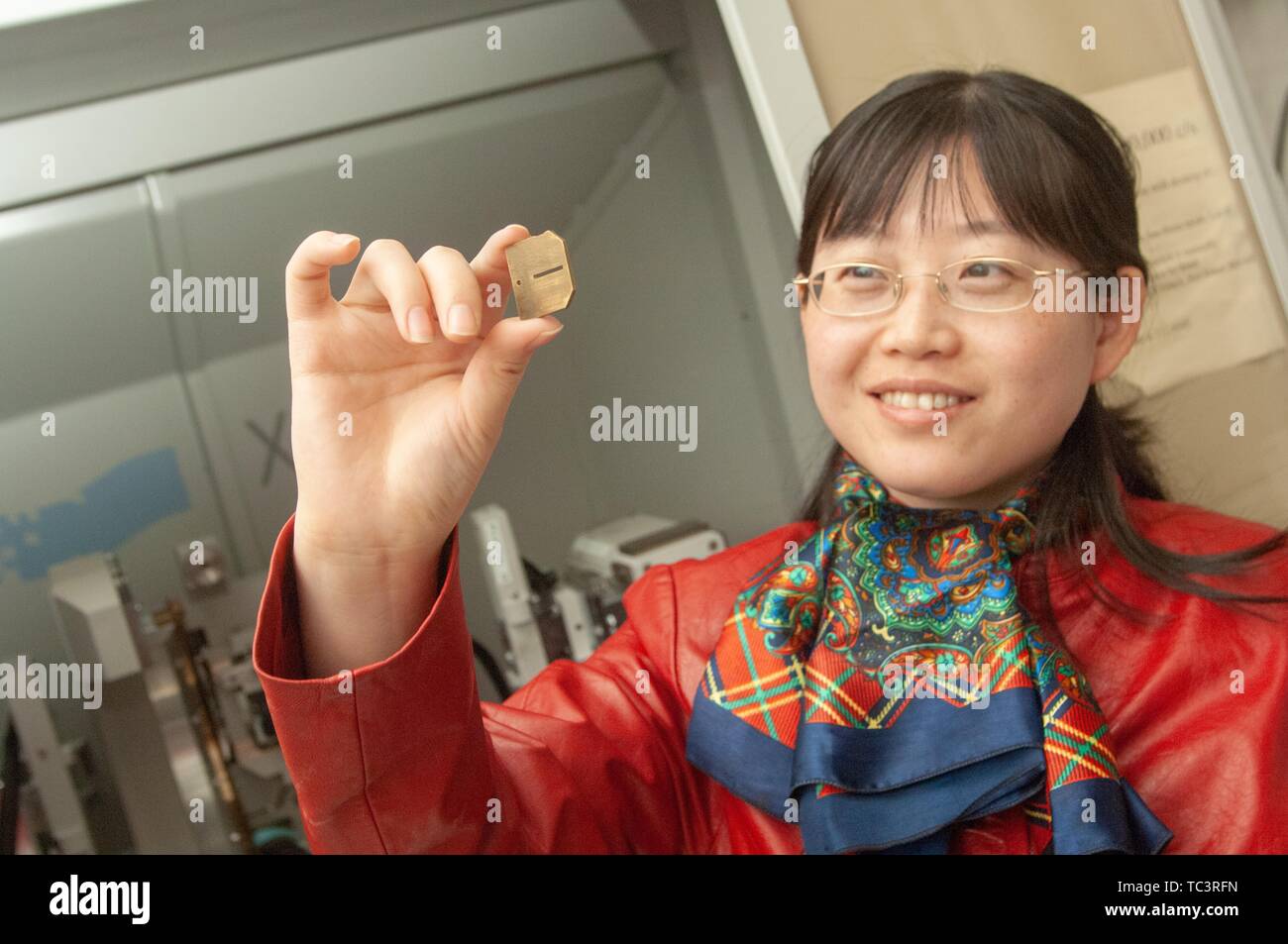 Close-up d'un chercheur, l'inspection d'un petit objet qu'elle détient au niveau de l'oeil, dans un laboratoire de physique et d'astronomie de l'Université Johns Hopkins, Baltimore, Maryland, le 9 février 2007. À partir de la collection photographique de Homewood. () Banque D'Images