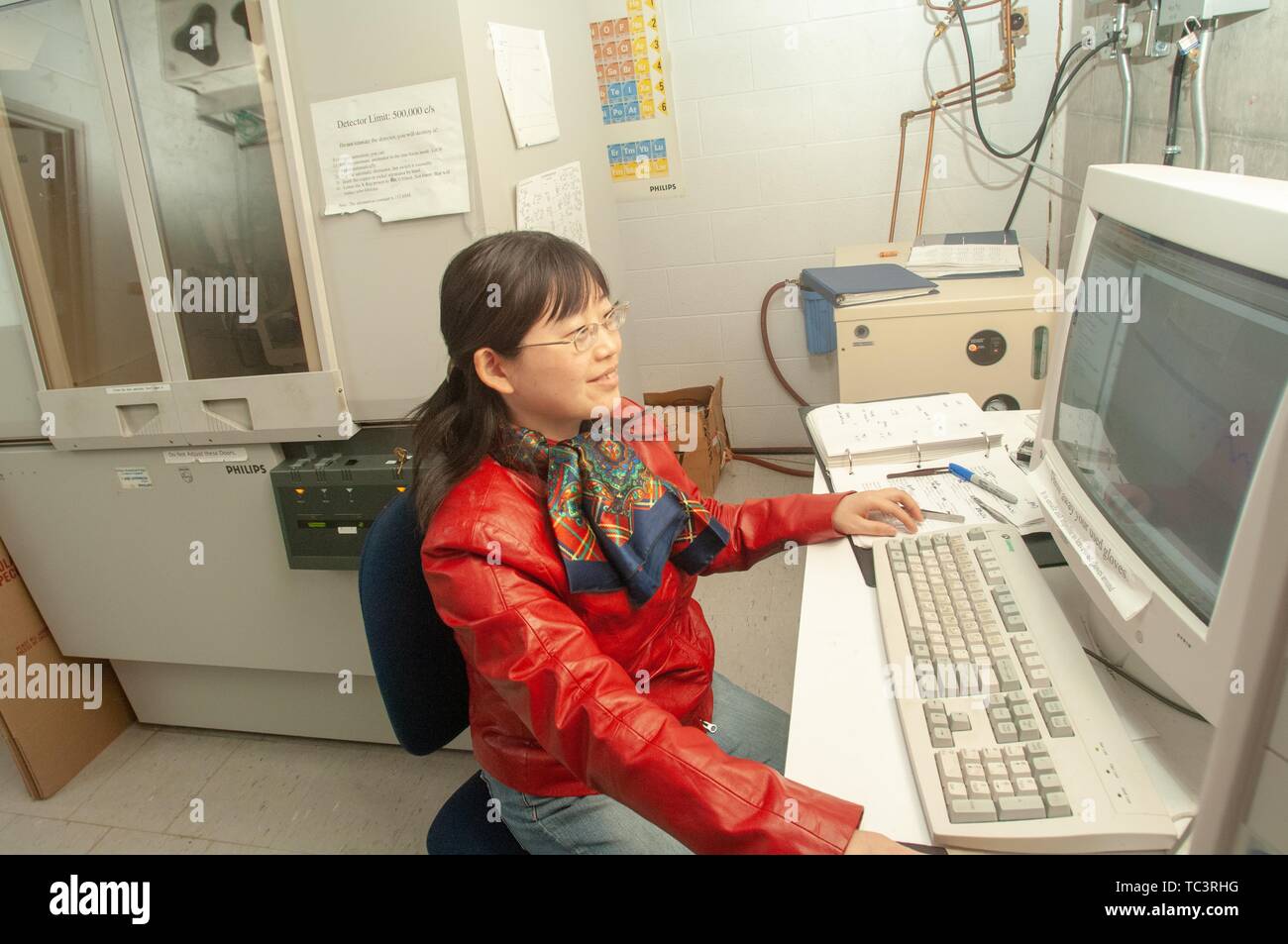Un chercheur, assis de profil, travaille à un ordinateur dans un laboratoire de physique et d'astronomie de l'Université Johns Hopkins, Baltimore, Maryland, le 9 février 2007. À partir de la collection photographique de Homewood. () Banque D'Images