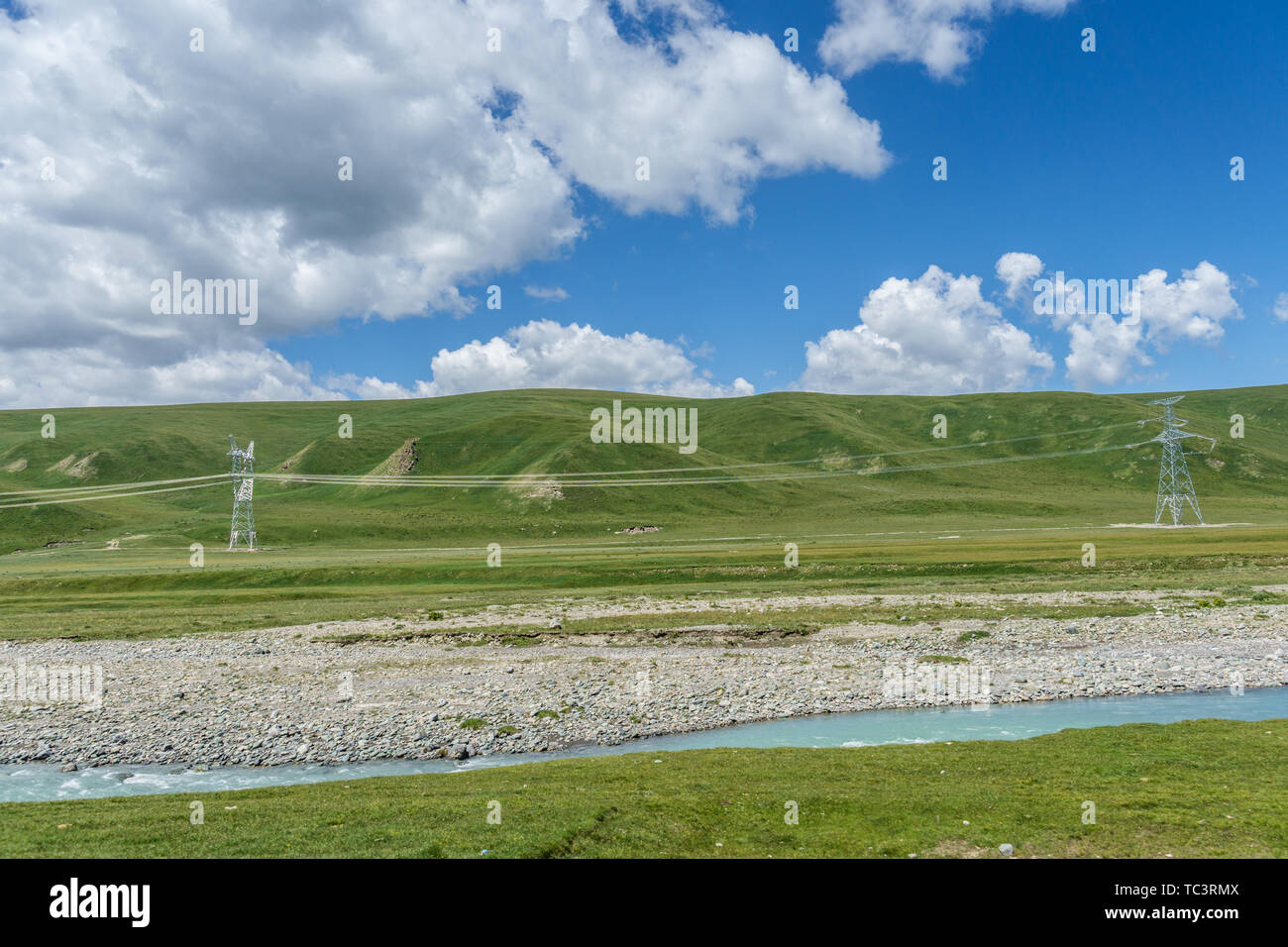Les prairies alpines le long de la G217 Duku sous l'autoroute l'été, ciel bleu et nuages blancs dans le Xinjiang, Chine Banque D'Images