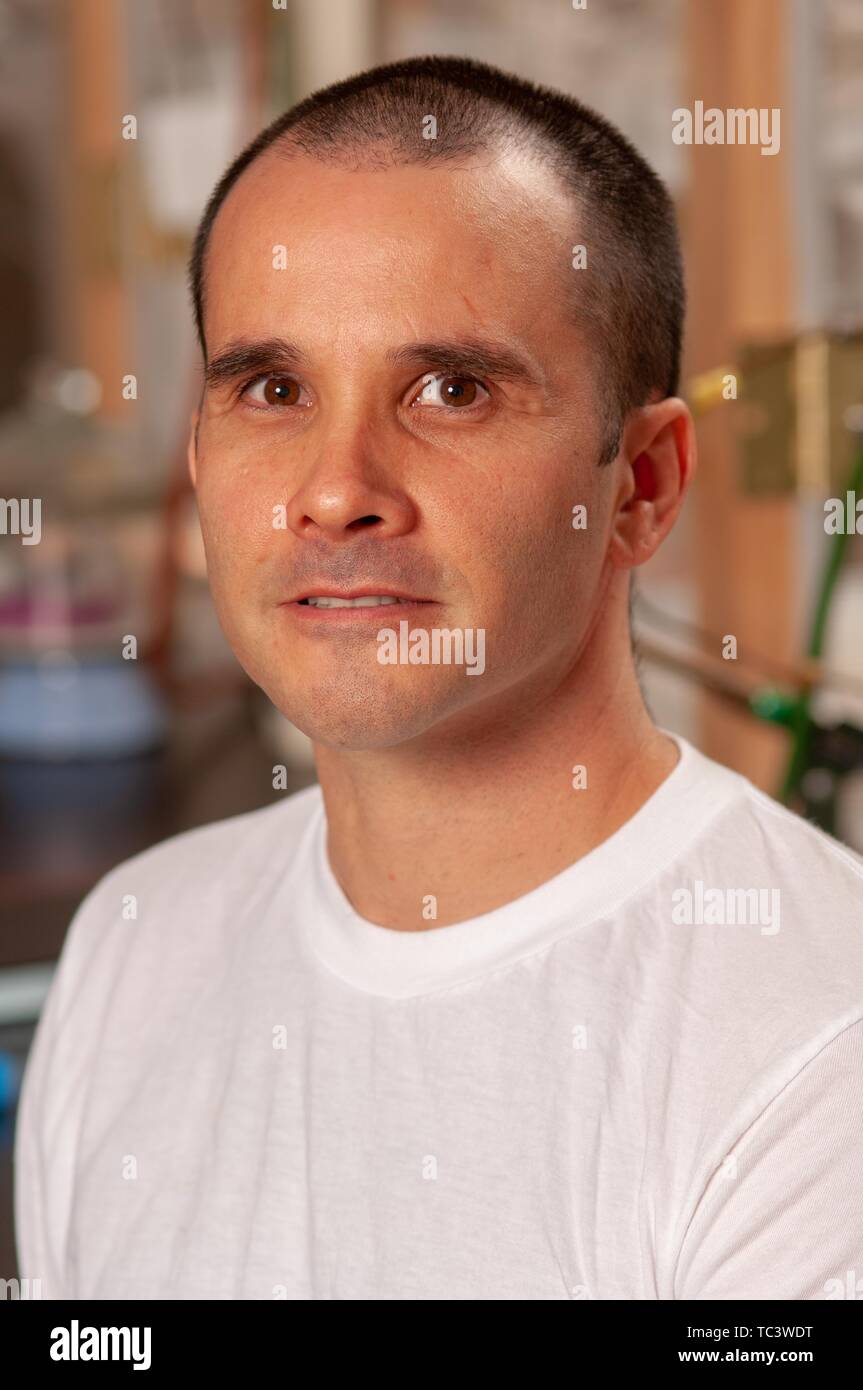 Gros plan d'un chercheur, face caméra, dans un laboratoire de sciences de la Terre et des planètes de l'Université Johns Hopkins, Baltimore, Maryland, le 28 septembre 2007. À partir de la collection photographique de Homewood. () Banque D'Images