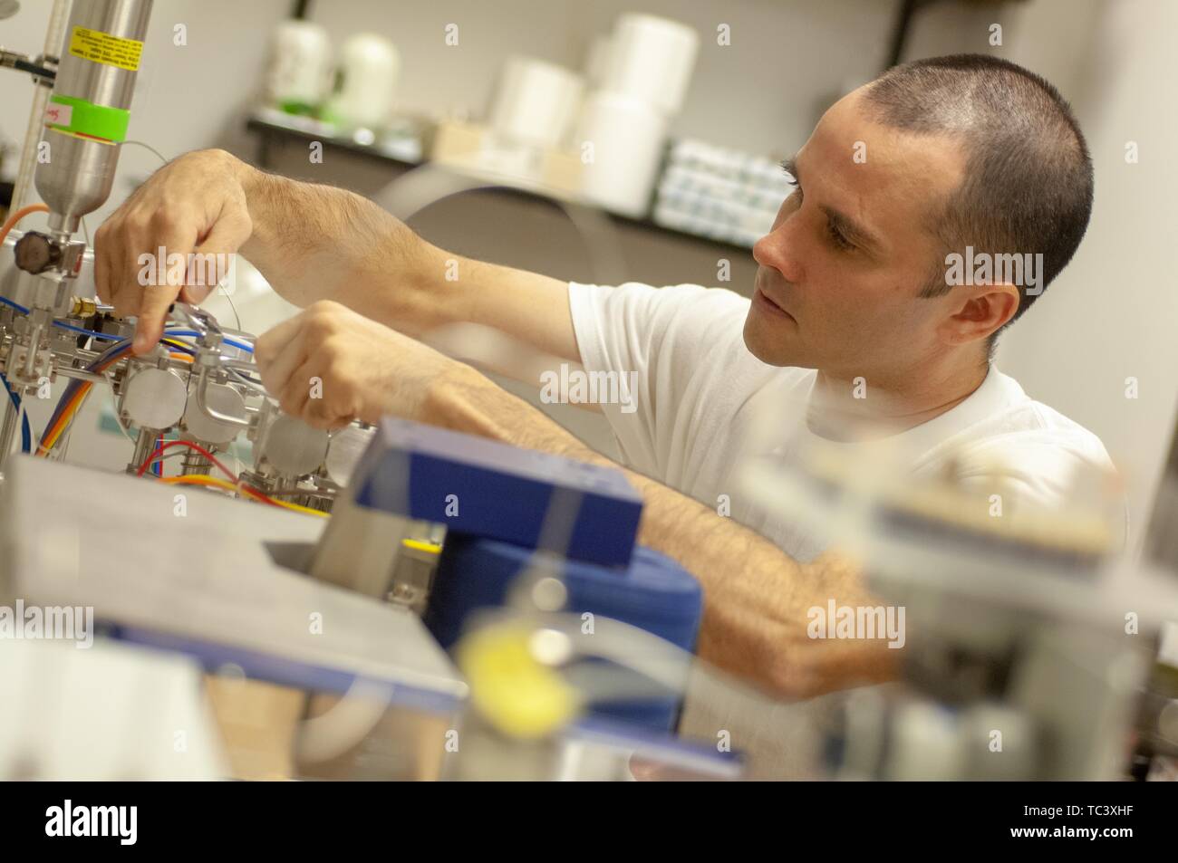 Tête inclinée-shot d'un chercheur de l'équipement de réglage dans un laboratoire de sciences de la Terre et des planètes de l'Université Johns Hopkins, Baltimore, Maryland, le 28 septembre 2007. À partir de la collection photographique de Homewood. () Banque D'Images