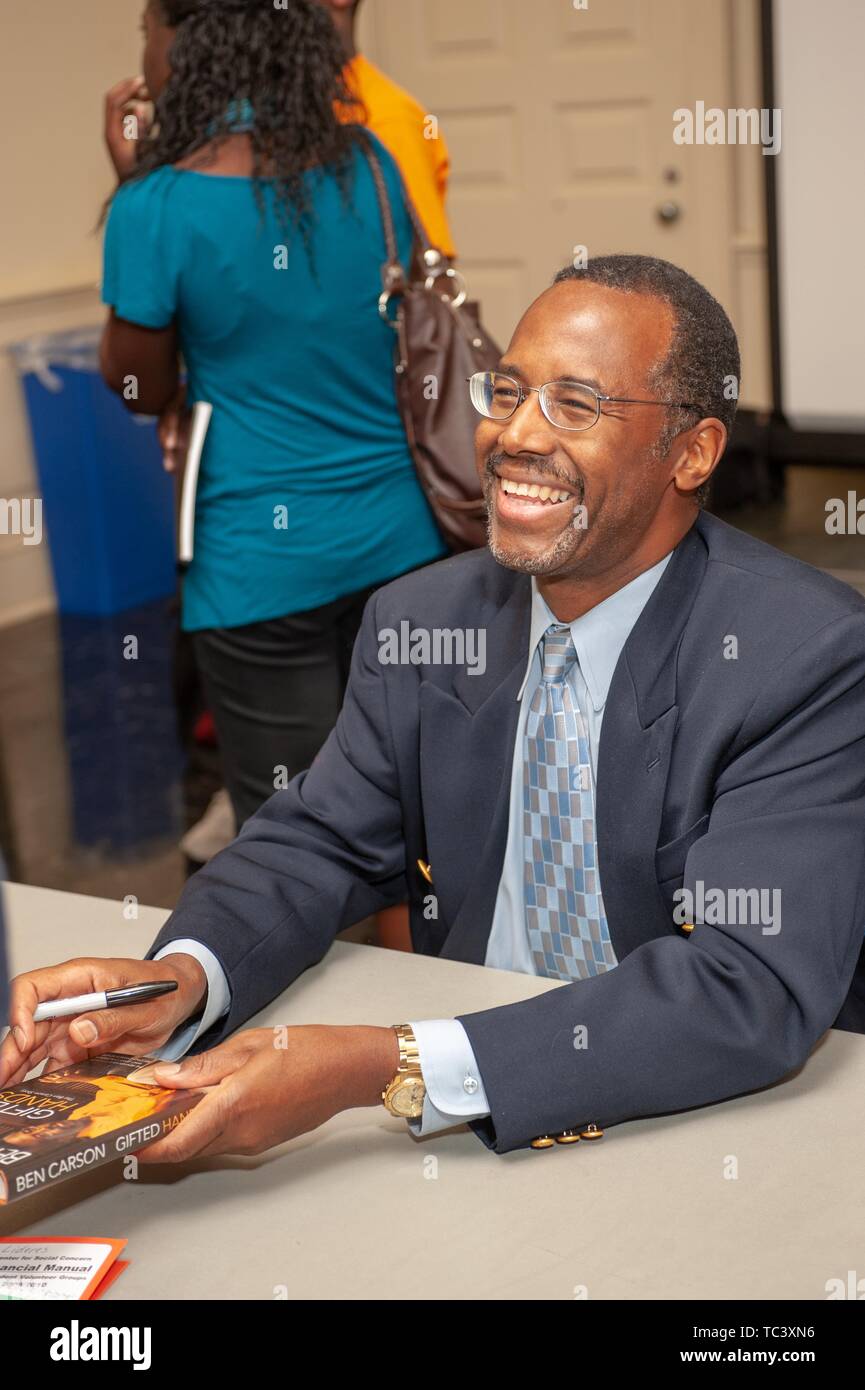 Close-up de neurochirurgien Ben Carson, souriant comme il est titulaire de son livre, au cours d'un symposium de Milton Eisenhower s à la Johns Hopkins University, Baltimore, Maryland, le 15 septembre 2009. À partir de la collection photographique de Homewood. () Banque D'Images