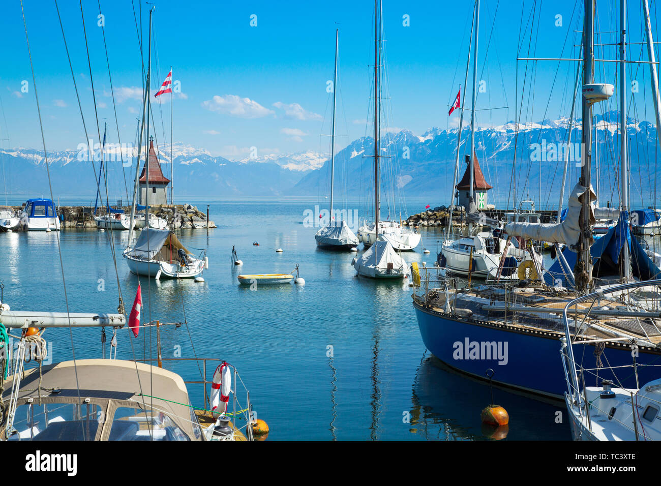 Petit port pittoresque et des bateaux à voile sur le lac de Genève à Morges Banque D'Images