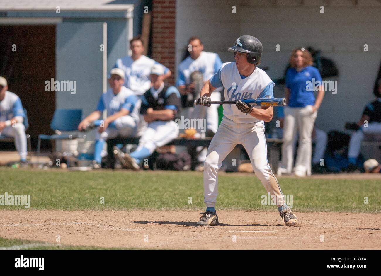 Tourné sur toute la longueur d'un membre de l'Université Johns Hopkins Blue Jays Baseball hommes tenant une équipe bat au cours d'une partie, le 6 mai 2004. À partir de la collection photographique de Homewood. () Banque D'Images