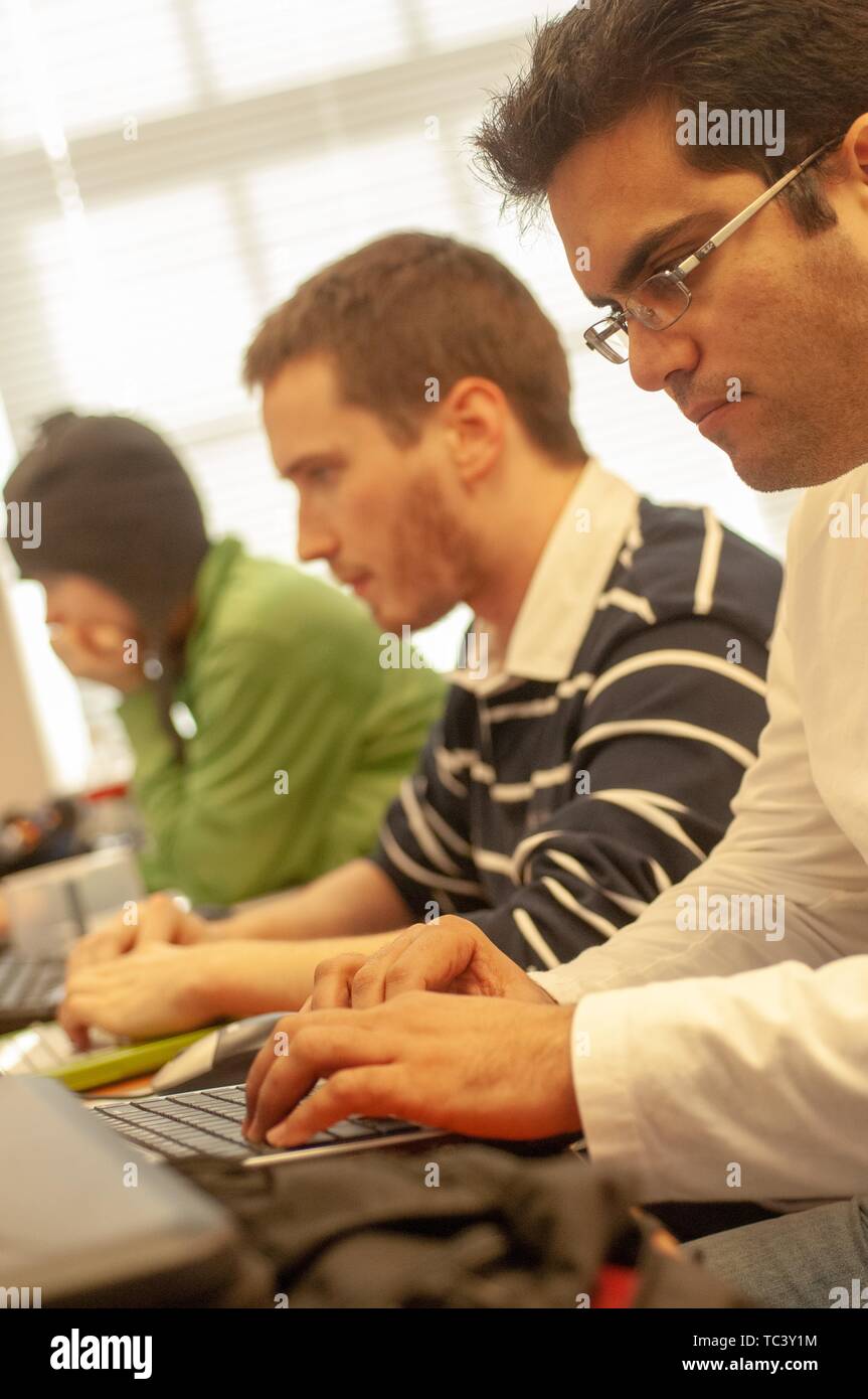 Gros plan incliné d'étudiants entrant sur la sécurité de l'information à la claviers Institute de l'Université Johns Hopkins, Baltimore, Maryland, le 9 février 2007. À partir de la collection photographique de Homewood. () Banque D'Images