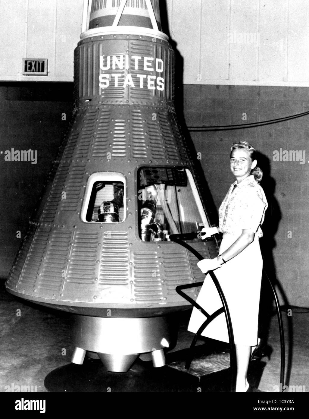 Jerrie Cobb posant à côté d'un vaisseau spatial Mercury capsule, une femme américaine aviator de Norman, Oklahoma, 1950. Droit avec la permission de la National Aeronautics and Space Administration (NASA). () Banque D'Images