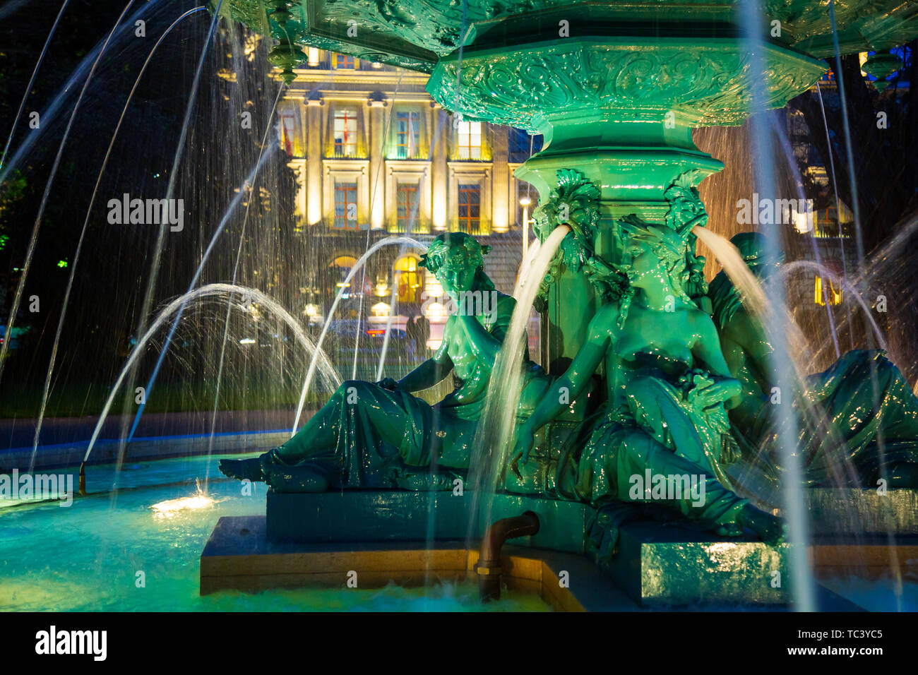 Parc de la fontaine ornementale dans la nuit dans la ville de Genève Banque D'Images