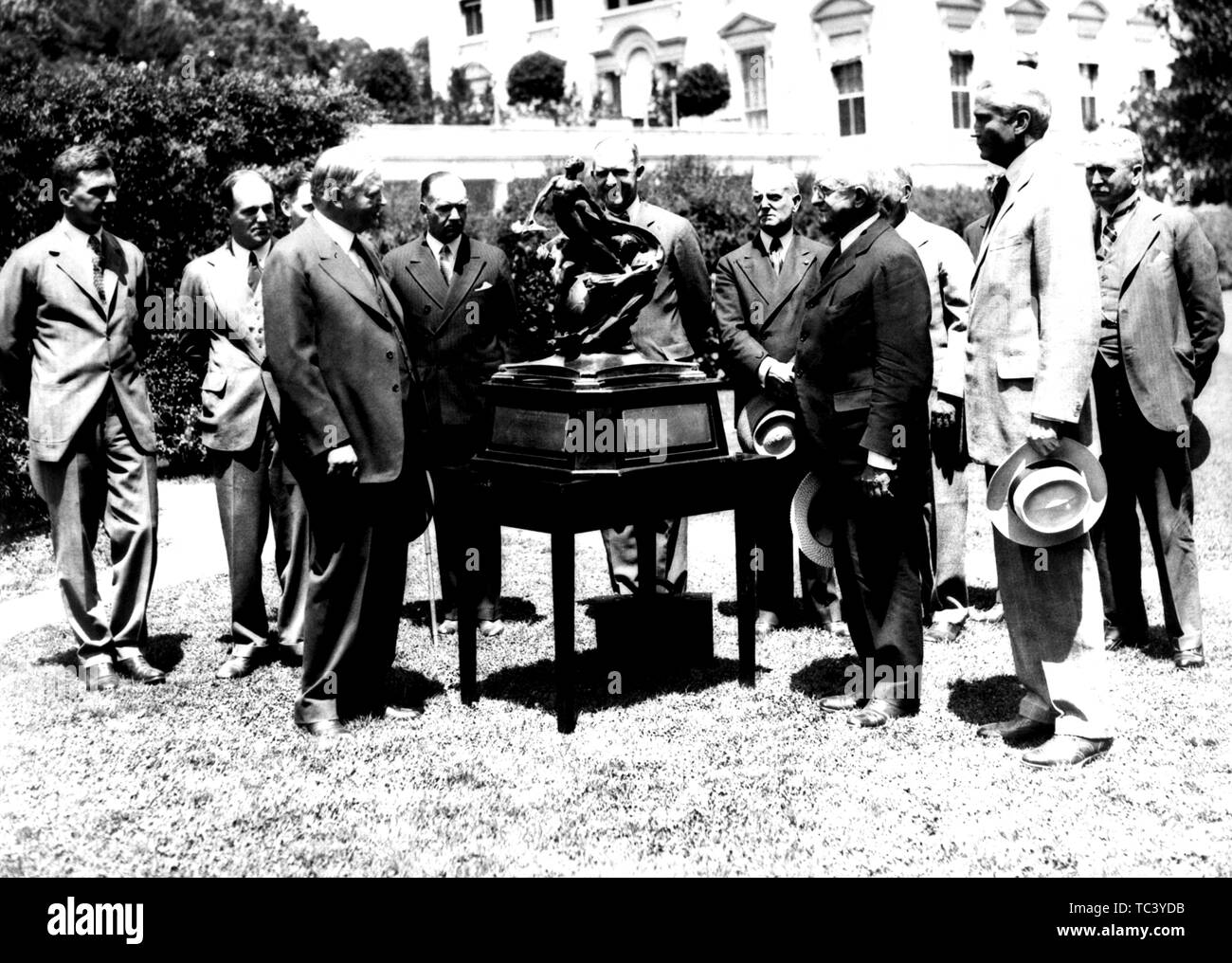 Le président Herbert Hoover présente le trophée Collier au président de la NACA Joseph Ames, 10 avril 1929. Droit avec la permission de la National Aeronautics and Space Administration (NASA). () Banque D'Images