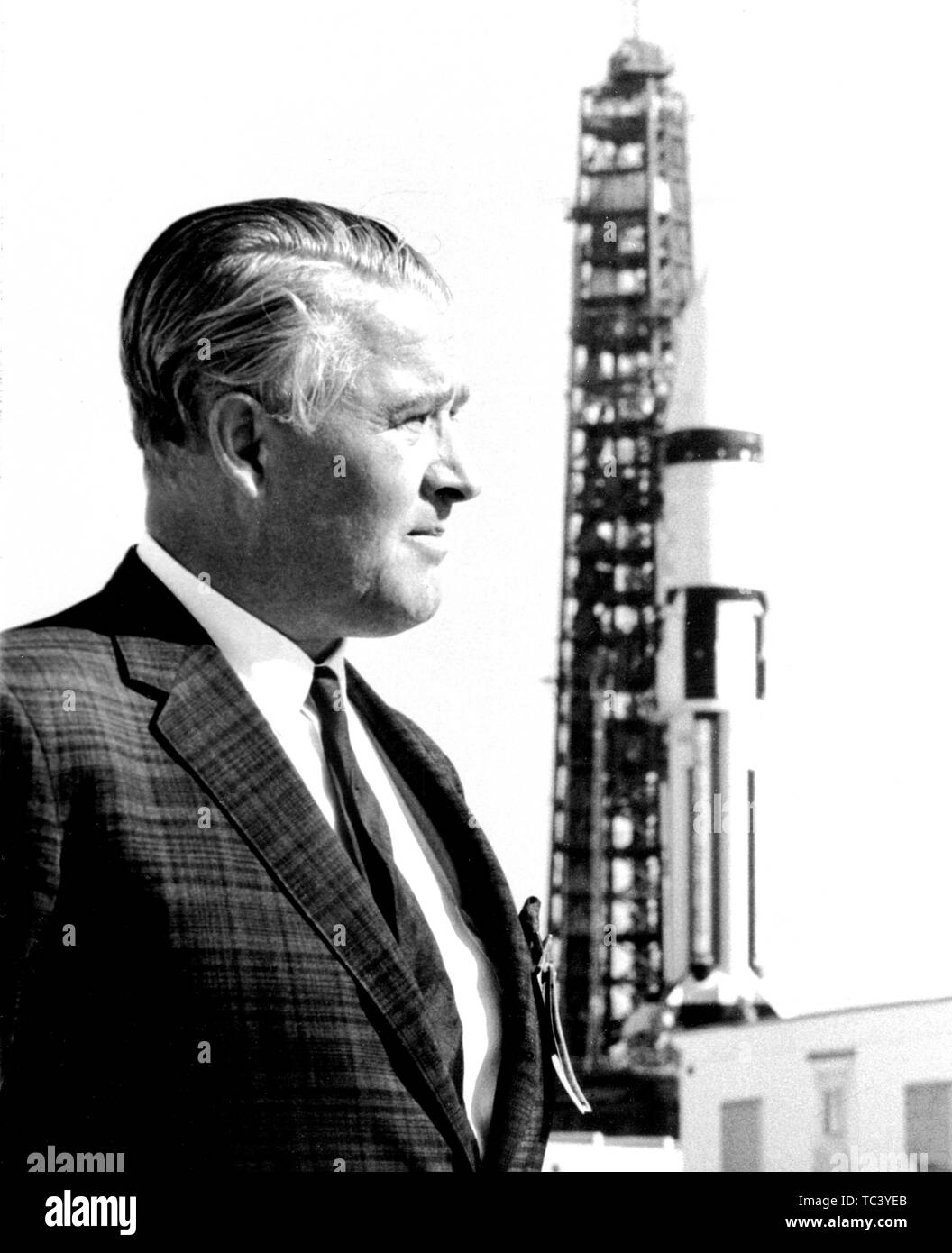 Le Dr Wernher von Braun se place en avant d'un véhicule de lancement Saturn  IB à John F Kennedy Space Center, Merritt Island, Florida, 1968. Droit avec  la permission de la National