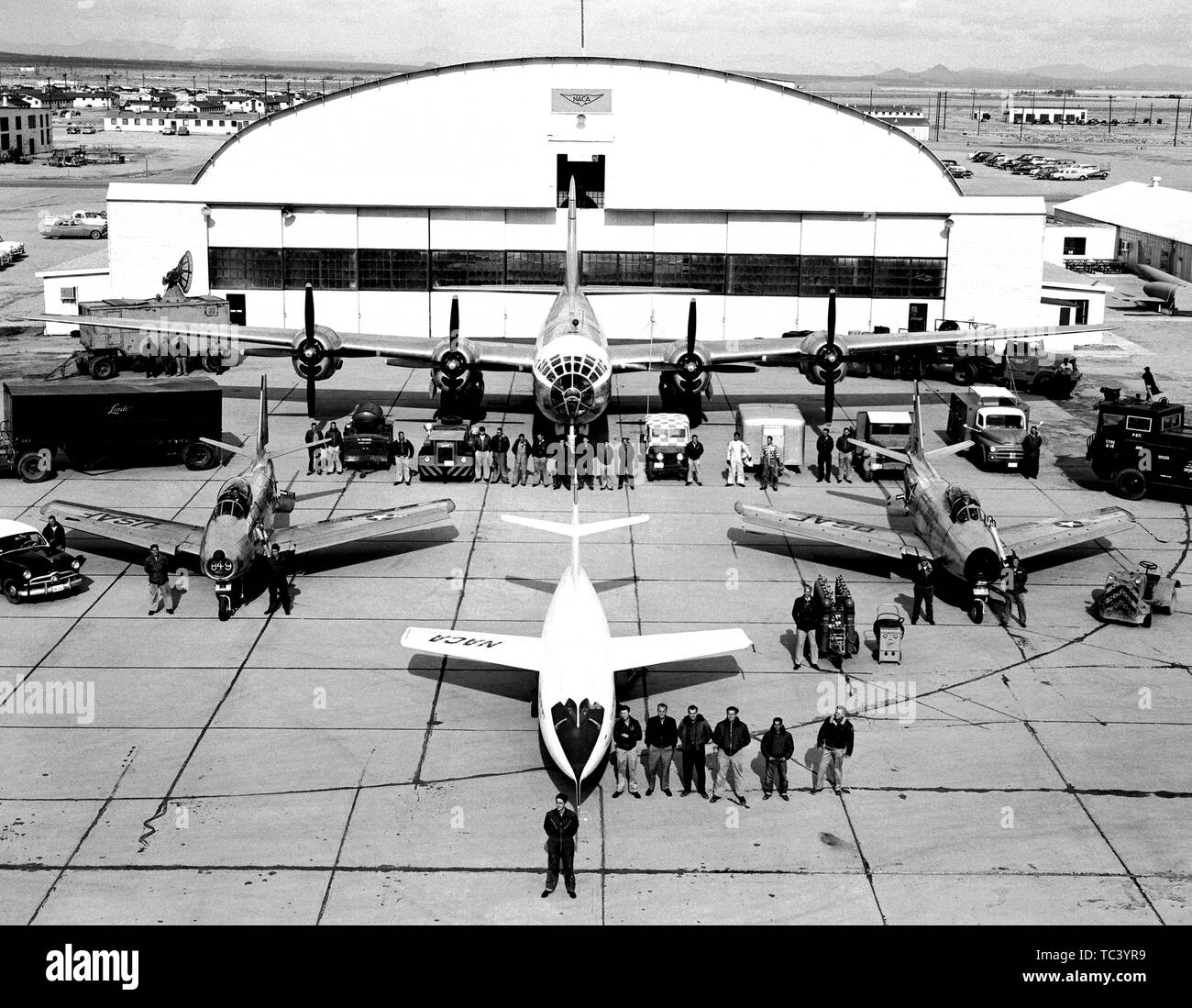 Vue aérienne de la flotte des avions d'essai de la NACA en face de l'hangar de la station de vol à grande vitesse, Edwards, Californie, 1952. Droit avec la permission de la National Aeronautics and Space Administration (NASA). () Banque D'Images
