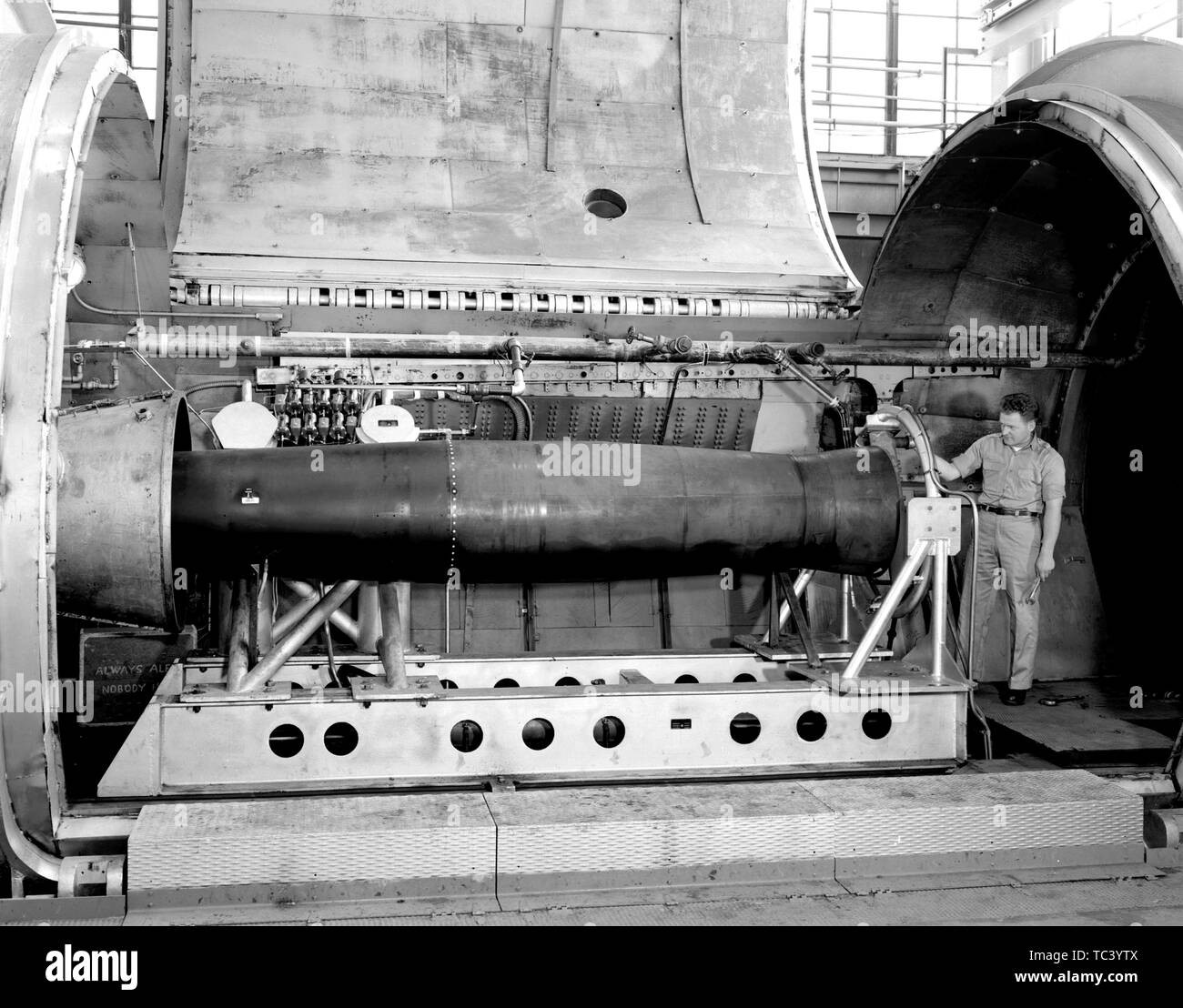 Ingénieur de la NASA vérifie les RJ43-MA Marquardt statoréacteur moteur à 1 cellules d'essai, des systèmes de propulsion Laboratory, NASA Glenn Research Center, Cleveland, Ohio, 1955. Droit avec la permission de la National Aeronautics and Space Administration (NASA). () Banque D'Images