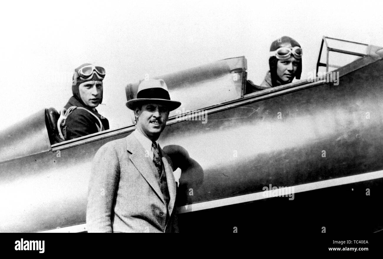 Fred E. Weick, Charles Lindbergh, et Tom Hamilton posant devant un poste de pilotage d'un avion, Juin, 1927. Droit avec la permission de la National Aeronautics and Space Administration (NASA). () Banque D'Images