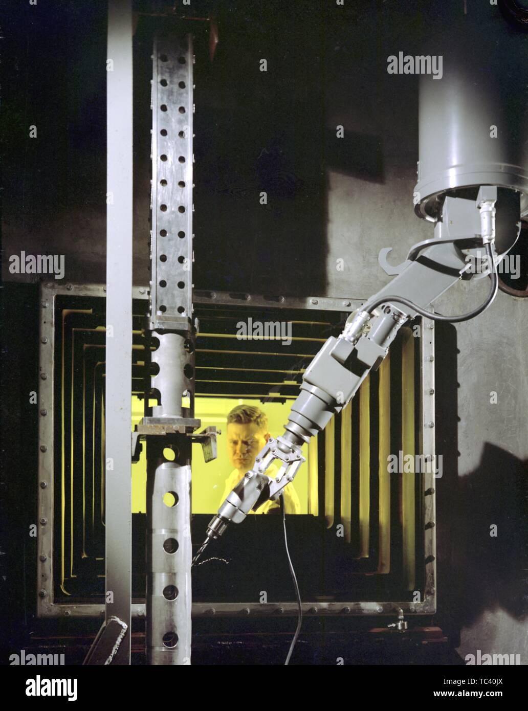 Ingénieur de la NASA Dan Gardner fonctionne au bras manipulateur de cellules chaudes au Plum Brook Station, NASA Glenn Research Center de Cleveland, Ohio, 1961. Droit avec la permission de la National Aeronautics and Space Administration (NASA). () Banque D'Images