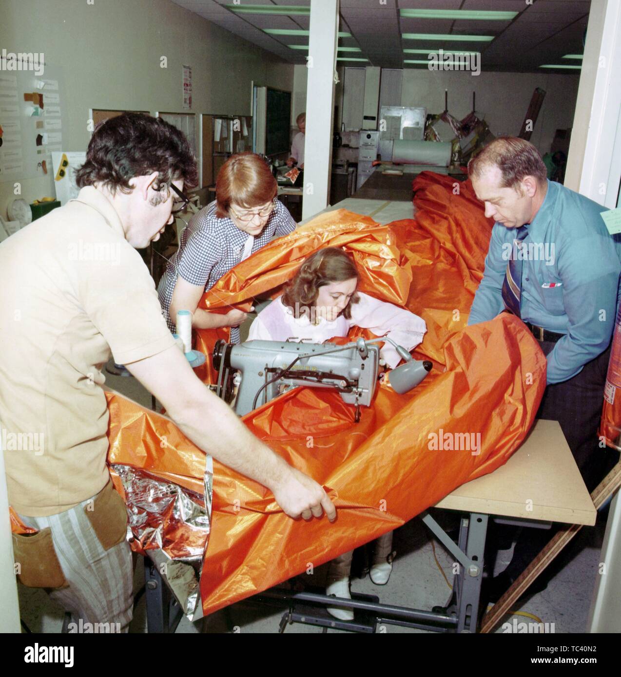 Dale Gentry, Elizabeth Gauldin, Alyene Baker, et James H Barnet Jr fabriquer un écran solaire pour l'atelier orbitale Skylab (OWS) au Johnson Space Center, Houston, Texas, mai 1973. Droit avec la permission de la National Aeronautics and Space Administration (NASA). () Banque D'Images