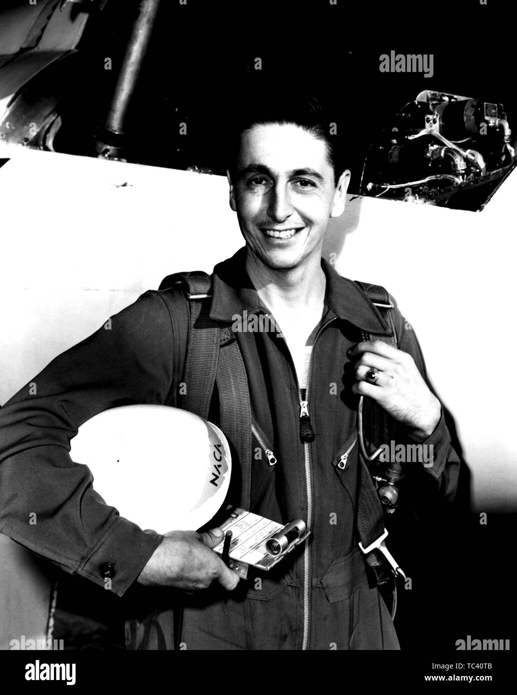 Le NACA UN PILOTE Scott Crossfield posant à côté de l'aéronef D-558-2 après premier vol Mach 2, le 20 novembre, 1953. Droit avec la permission de la National Aeronautics and Space Administration (NASA). () Banque D'Images