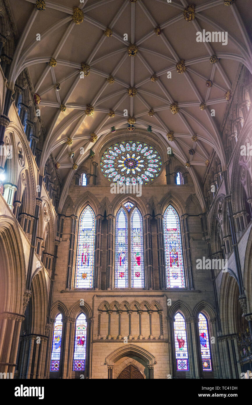 Le soleil reflète une silhouette à travers la rose de la cathédrale de York en Angleterre. Banque D'Images