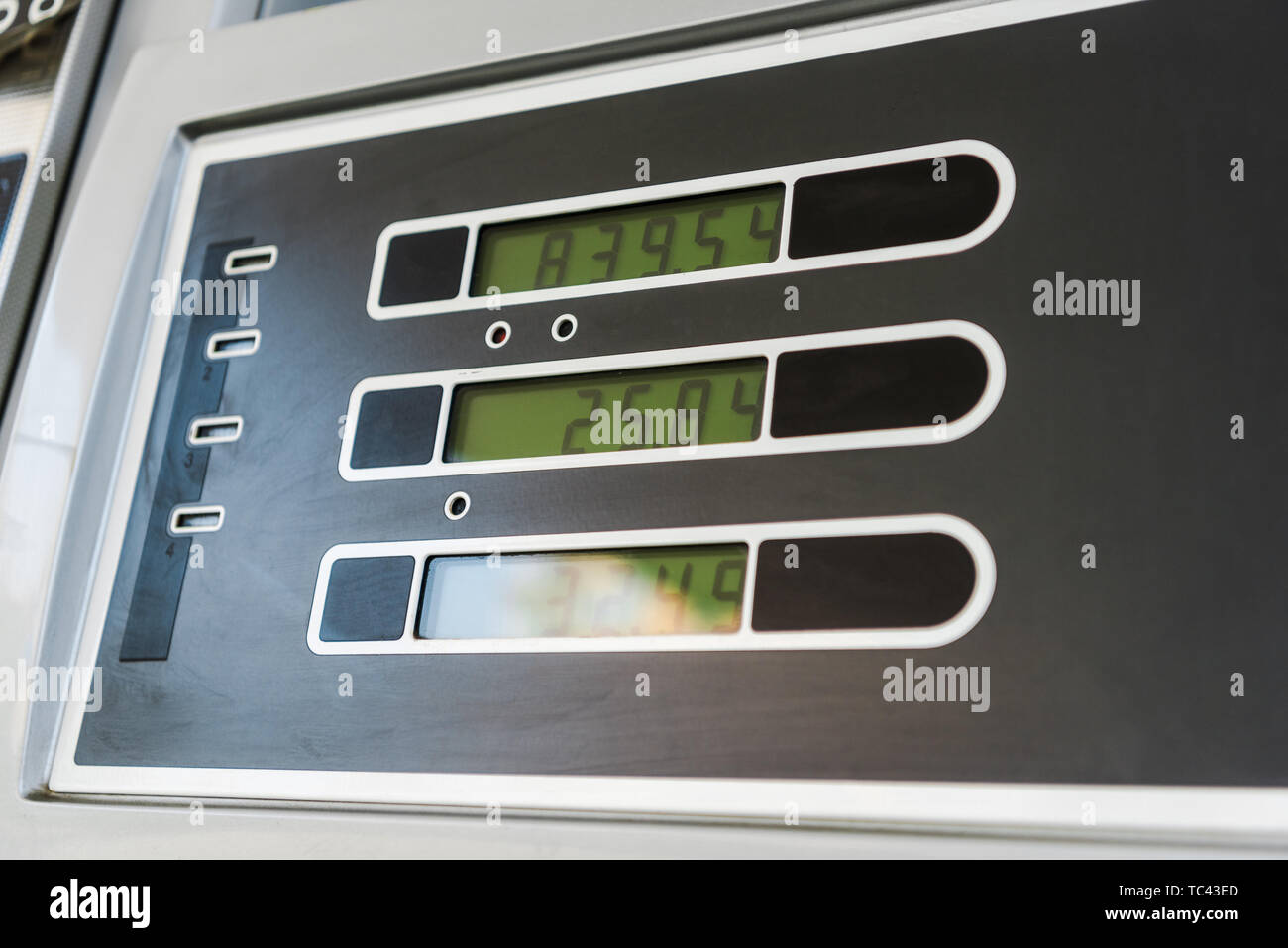 Low angle view of affichage des prix sur l'essence et l'essence à la station essence Banque D'Images