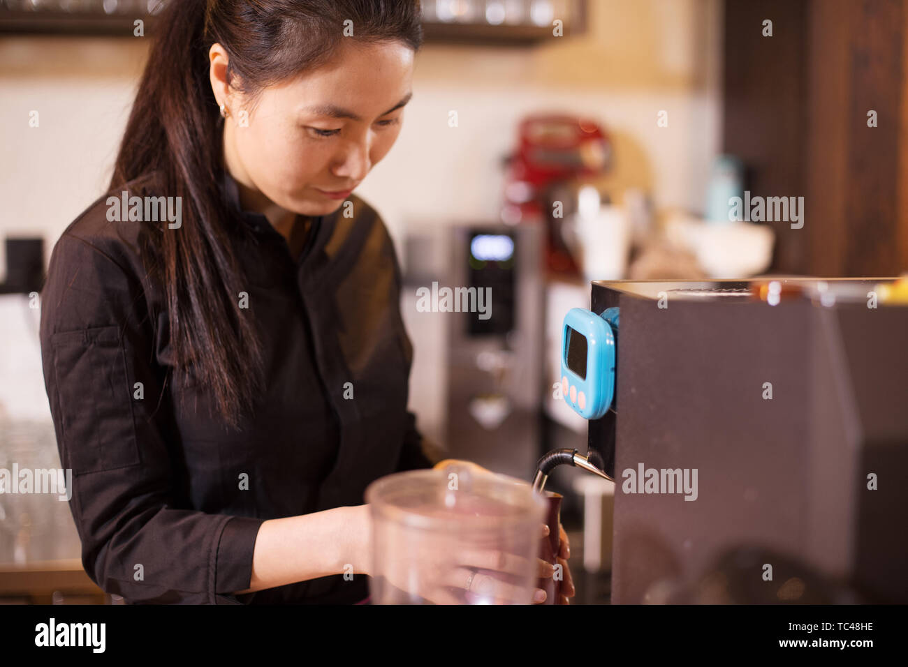 Dans waitress cafe moderne Banque D'Images